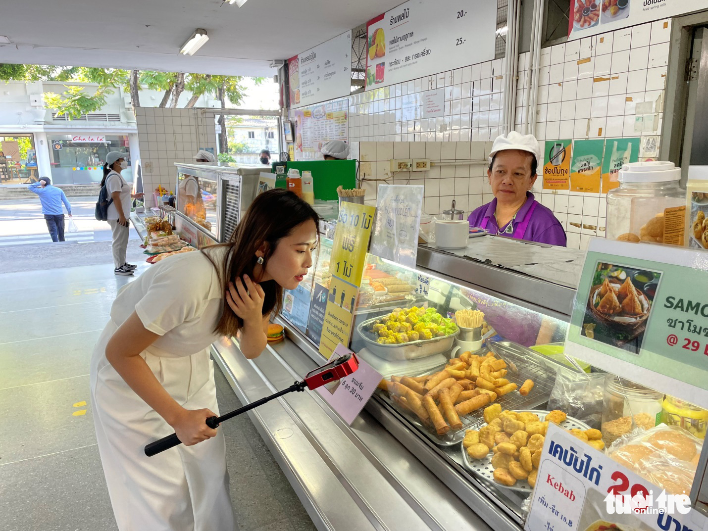 A Tuoi Tre reporter explores food at the canteen of Bangkok University in Thailand, November 4, 2022. Photo: Duc Anh / Tuoi Tre