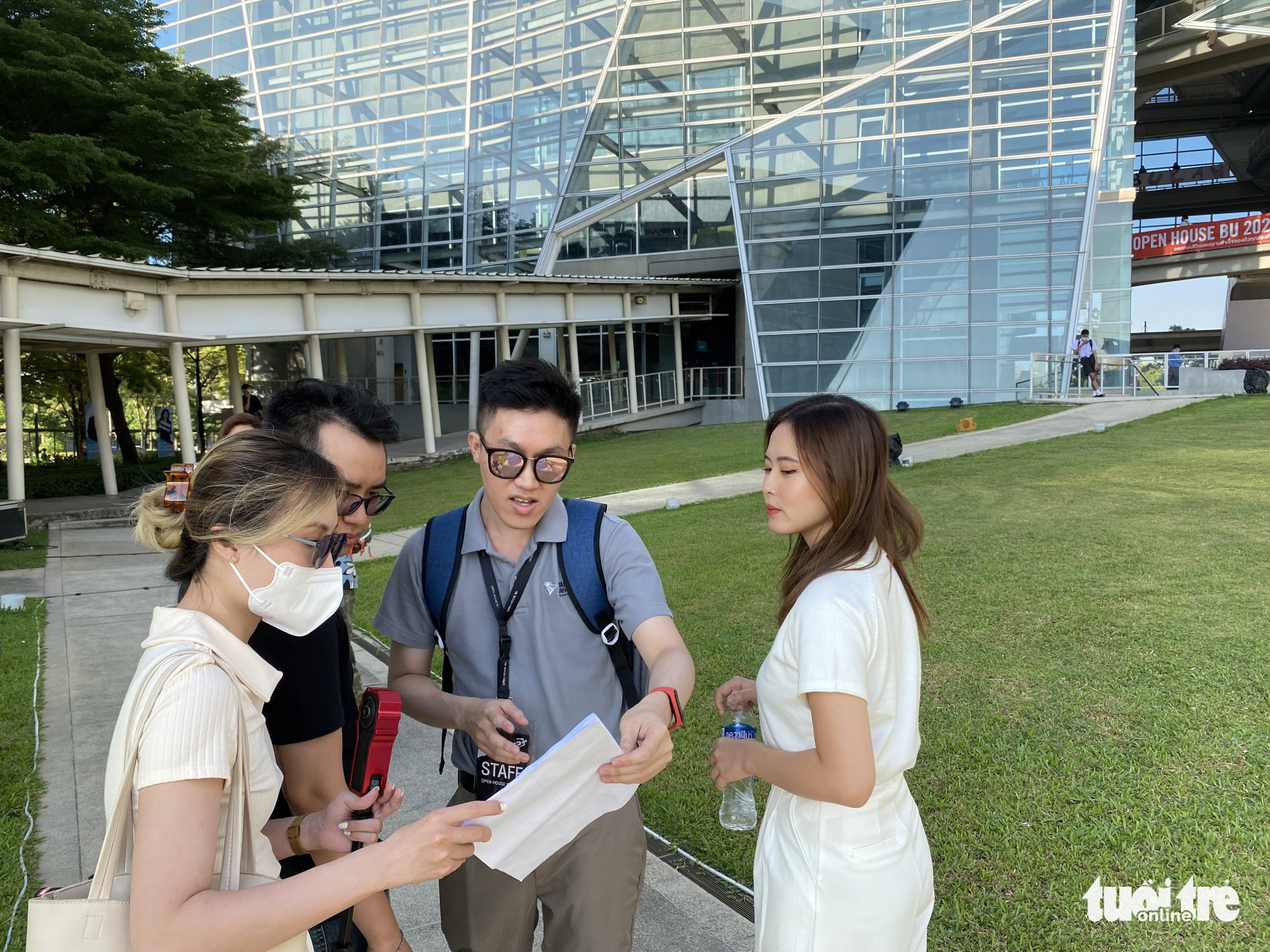 Tuoi Tre’s production team discusses the script of the ‘University Exploration’ program with representatives of Bangkok University, November 4, 2022. Photo: Duc Anh / Tuoi Tre