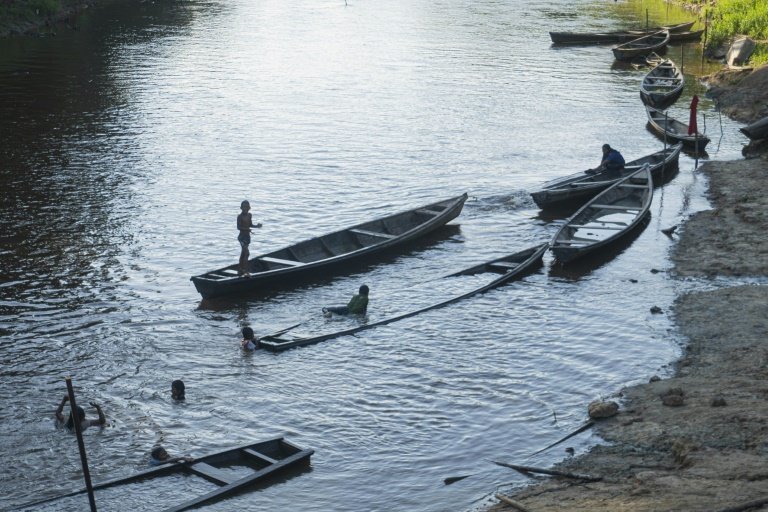 Children play at the Amacayacu river in San Martin de Amacayacu, Colombia, on October 14, 2022. Photo: AFP