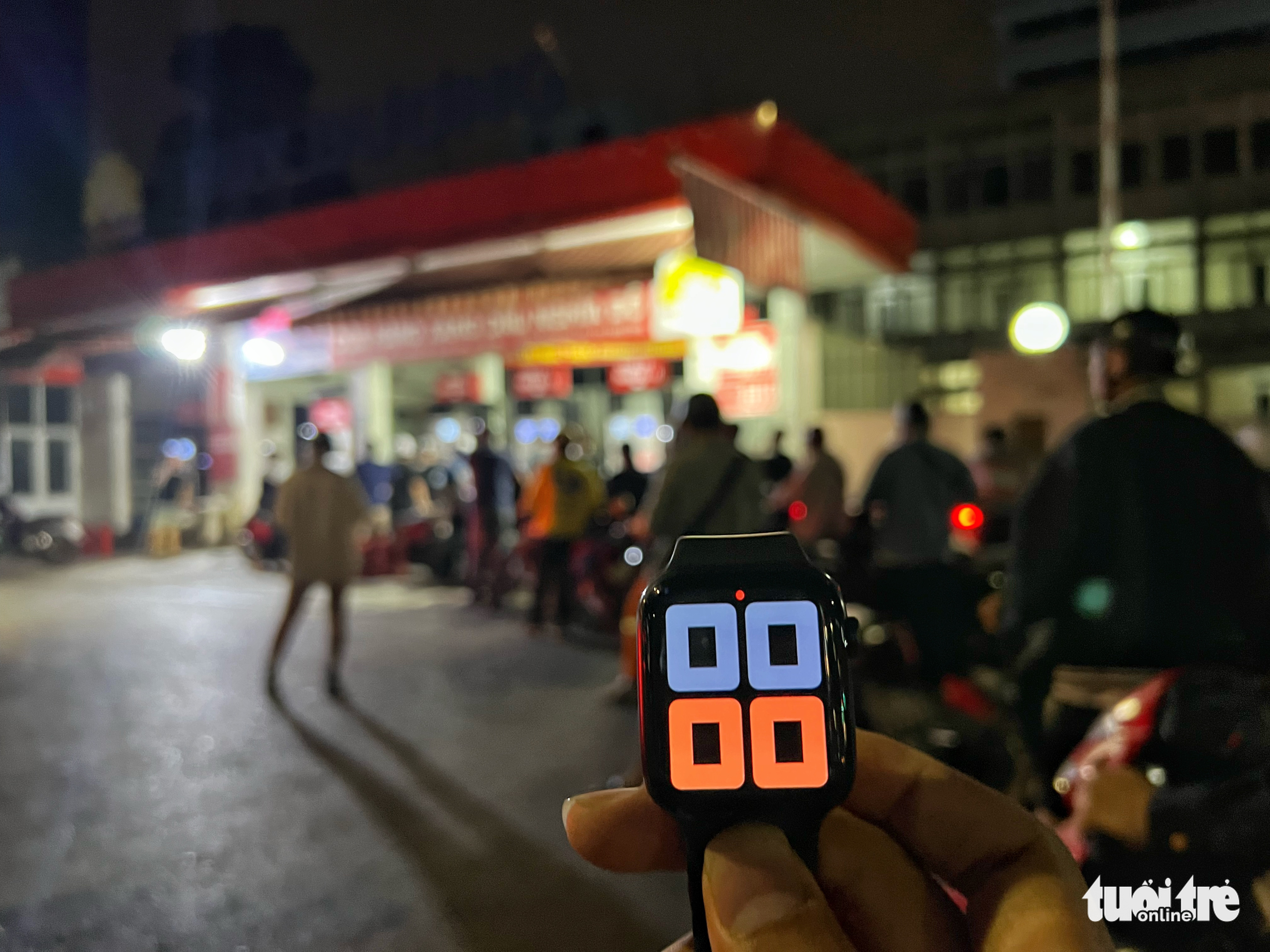 People wait for to buy gasoline at a filling station in Hanoi at 0:00 on November 11, 2022. Photo: Pham Tuan / Tuoi Tre