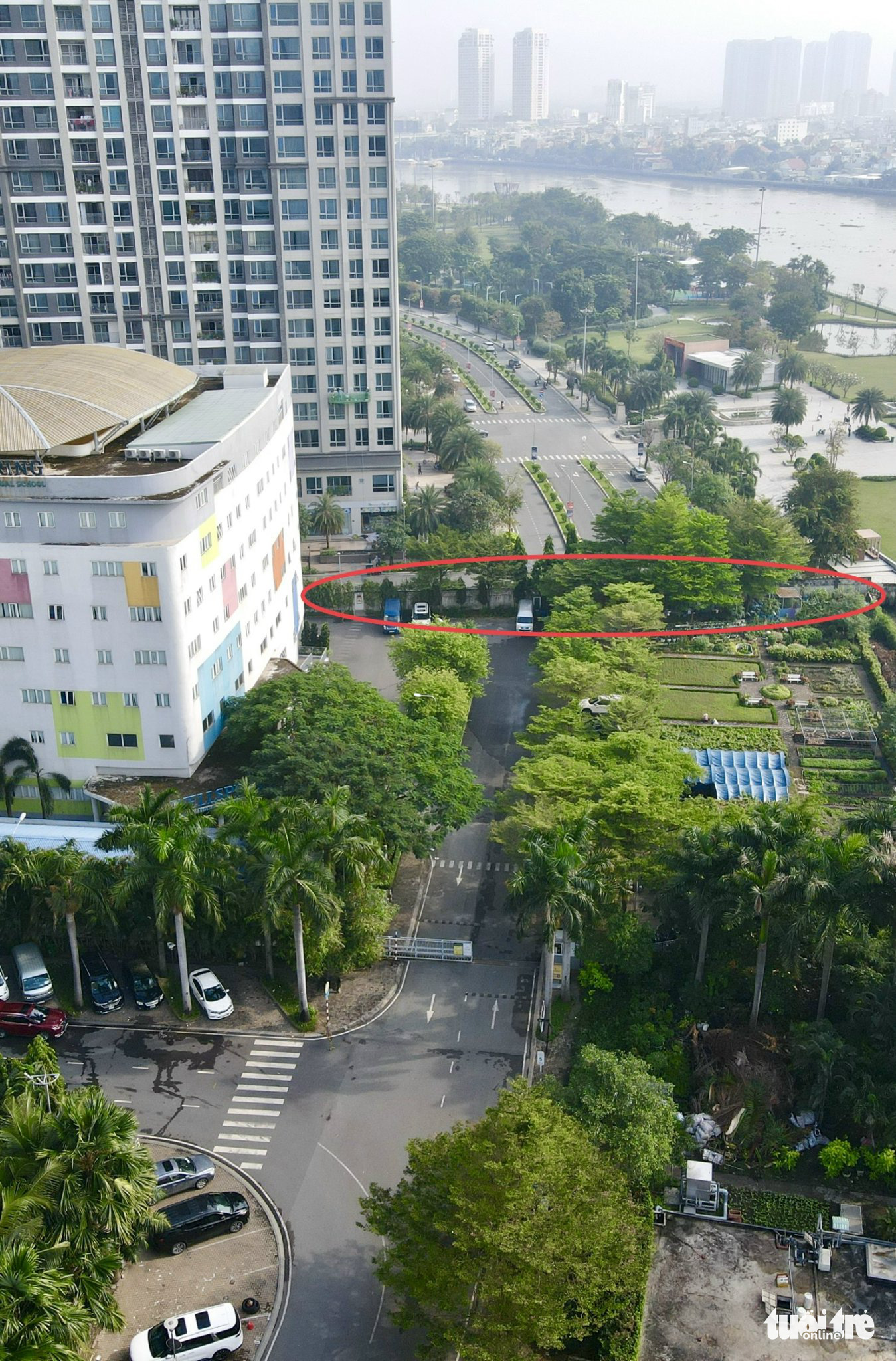A drone view of Tran Trong Kim Street at the Vinhomes Central Park urban area and a private road at the Saigon Pearl residential complex being divided by a wall in Binh Thanh District, Ho Chi Minh City. Photo: T.T.D. / Tuoi Tre