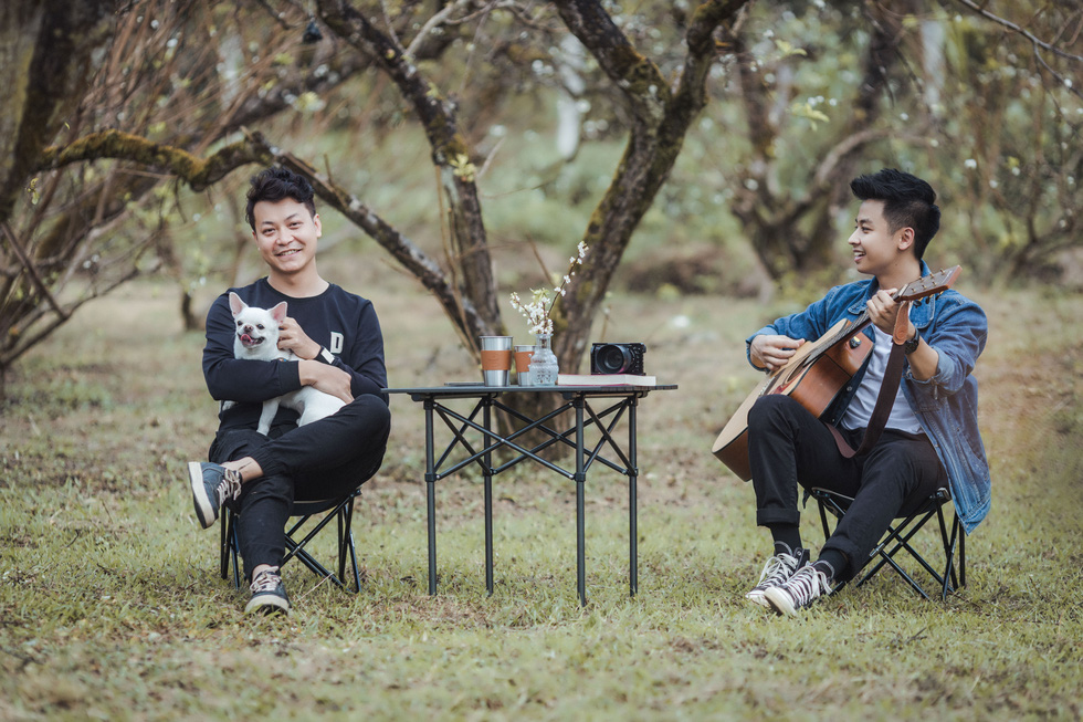 Two visitors pose for a photo at the Na Ka plum valley in Moc Chau District, Son La Province, northern Vietnam. Photo courtesy of Quang Kien