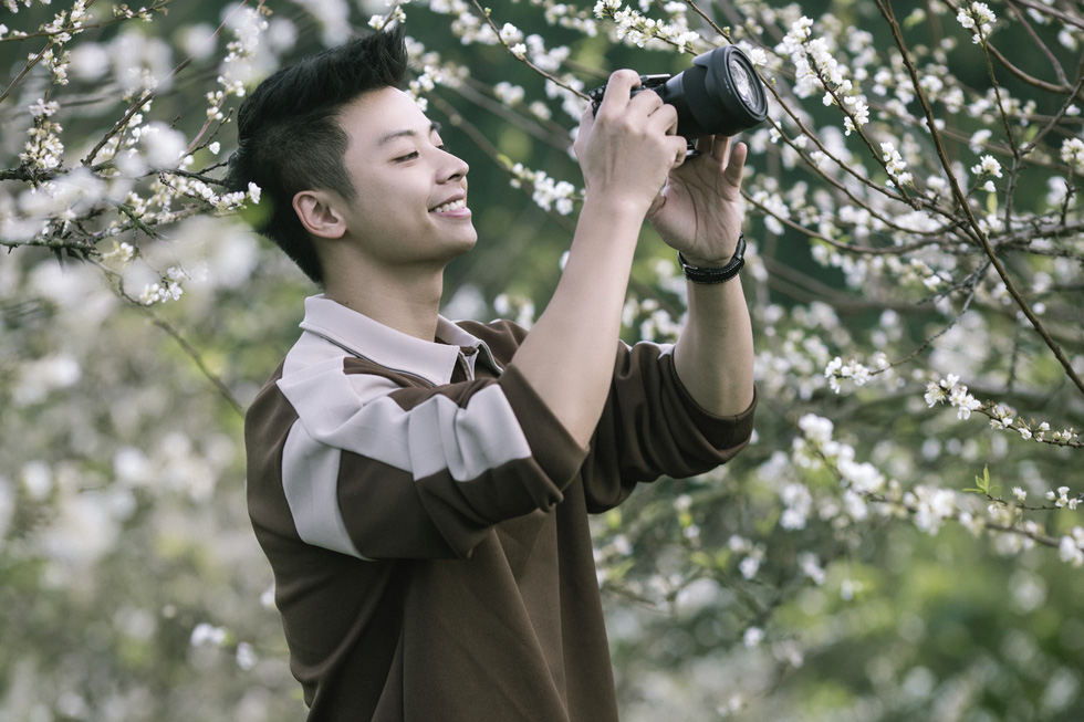 A photographer captures the plum blossoms at Na Ka valley, Moc Chau District, Son La Province, northern Vietnam. Photo courtesy of Quang Kien