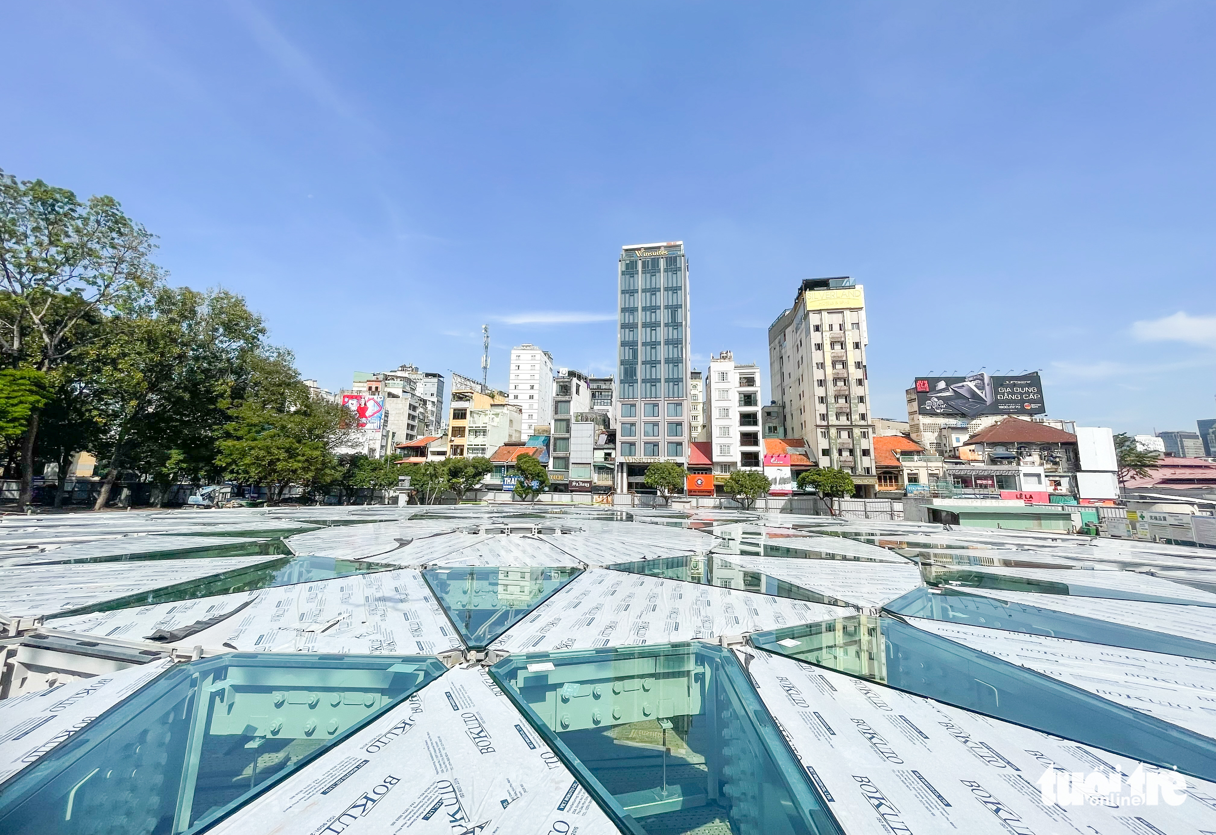 The construction site of the skylight at Ben Thanh Terminal of metro line No.1 in Ho Chi Minh City, November 15, 2022. Photo: Tuoi Tre