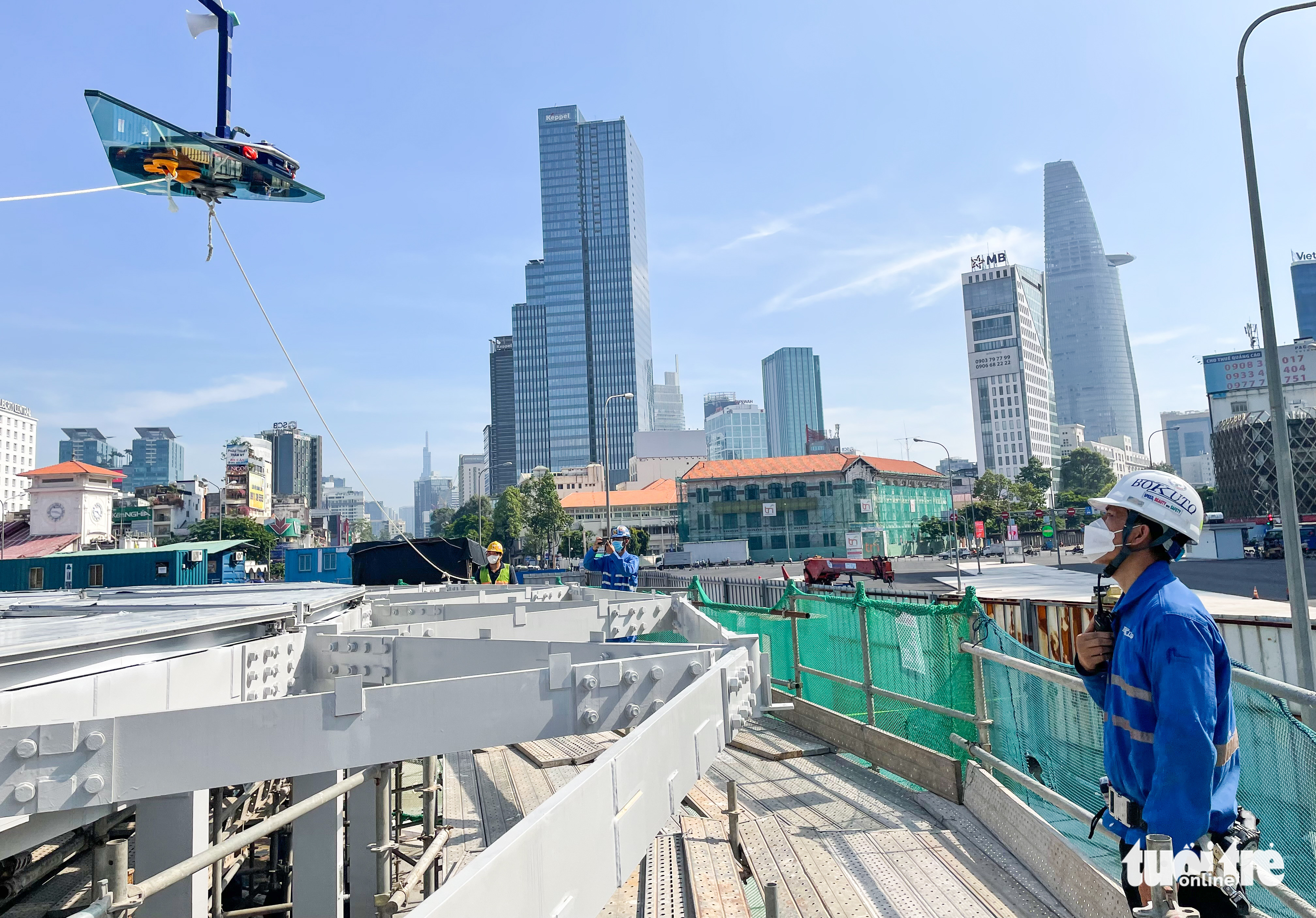 Engineers install the glass in the skylight at Ben Thanh Terminal of metro line No.1 in Ho Chi Minh City, November 15, 2022. Photo: Tuoi Tre