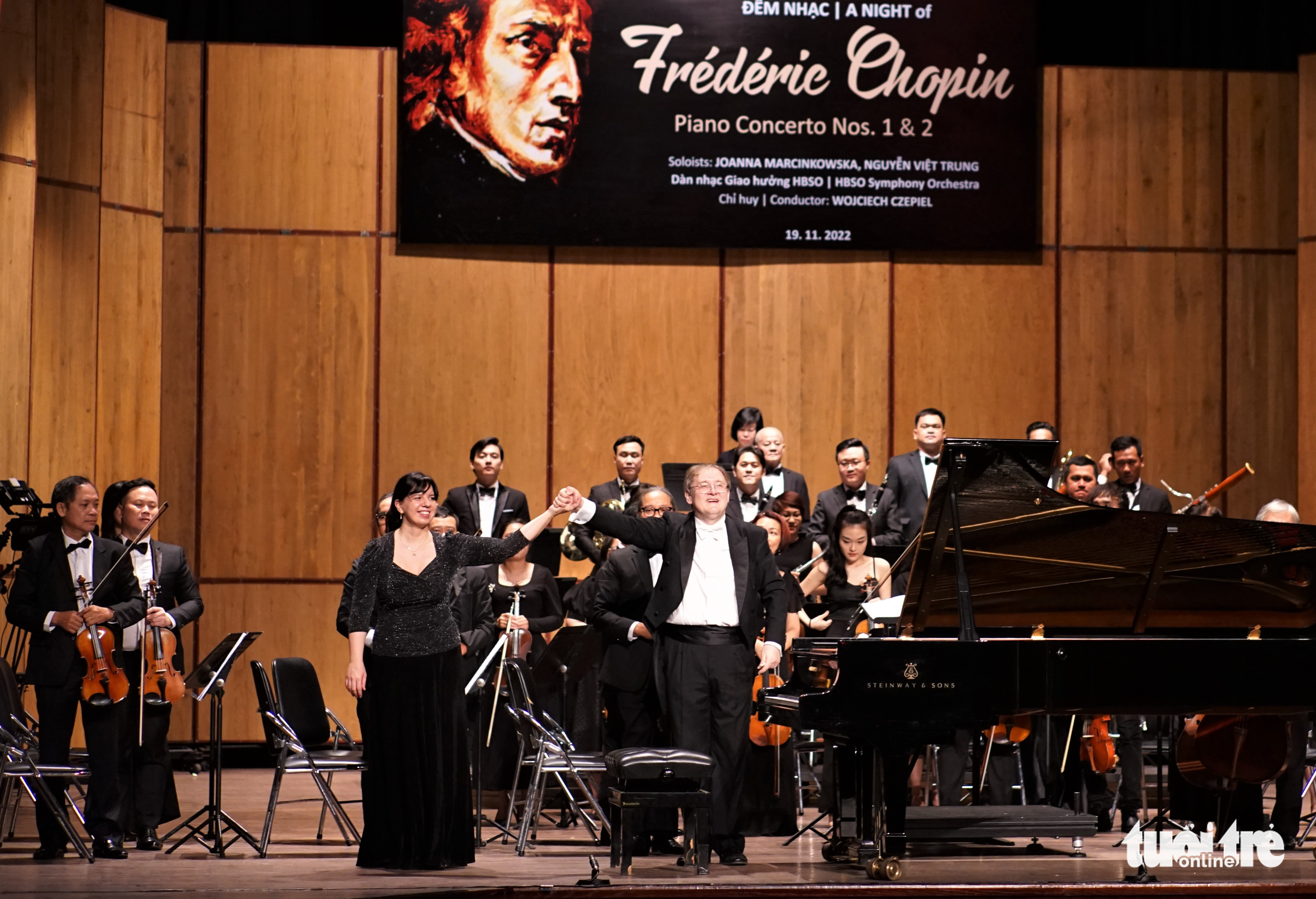 Polish conductor Wojciech Czepiel and pianist Joanna Marcinkwska wave after their performance at the 'A night of Chopin' concert in Ho Chi Minh City, November 19, 2022. Photo: Huynh Vy / Tuoi Tre