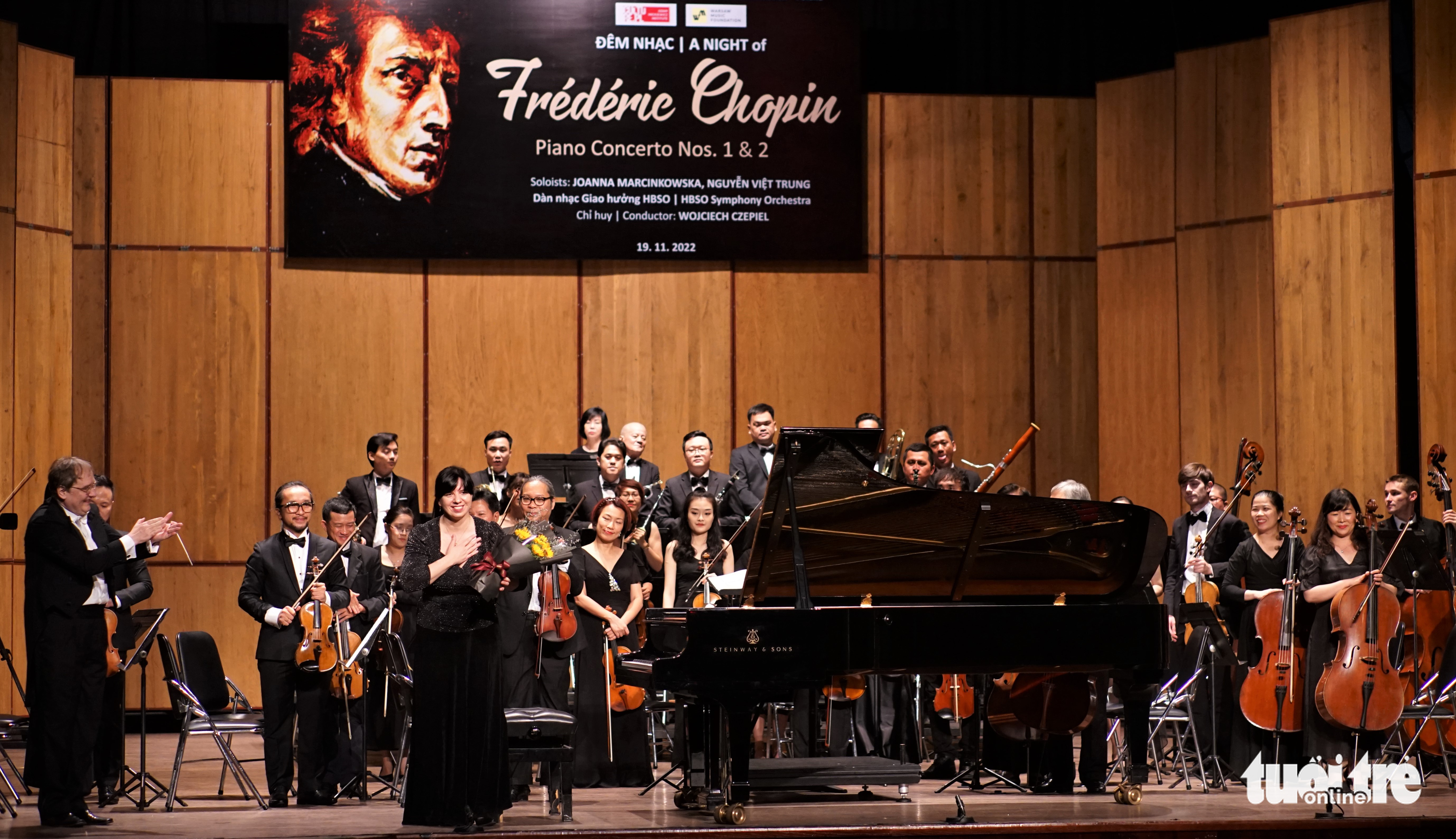 Polish pianist Joanna Marcinkwska bows after her performance at the 'A night of Chopin' concert in Ho Chi Minh City, November 19, 2022. Photo: Huynh Vy / Tuoi Tre