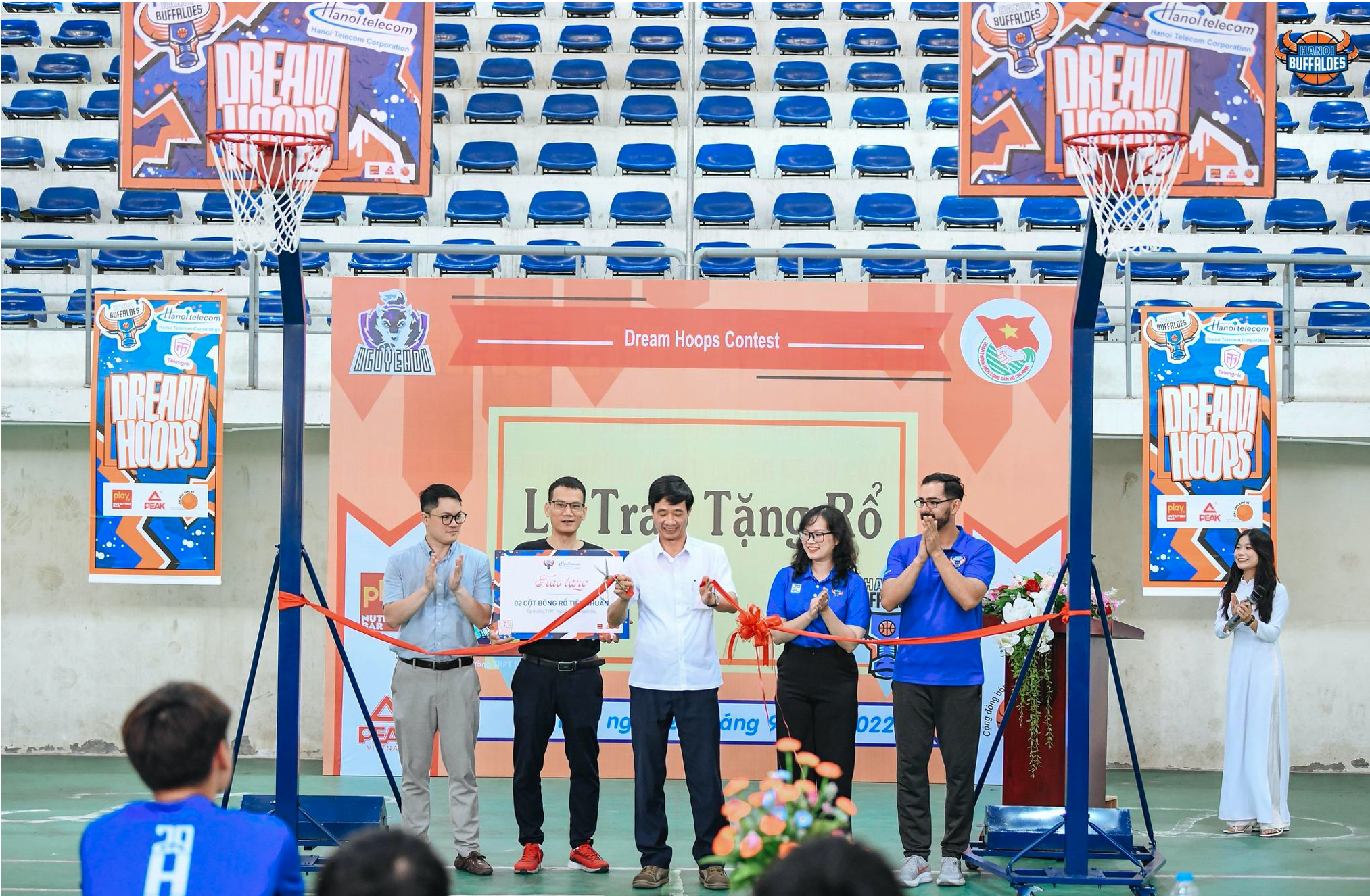 Representatives of Nguyen Du High School in Thanh Oai District receive new basketball hoops from the Hanoi Buffaloes. Photo: VBA