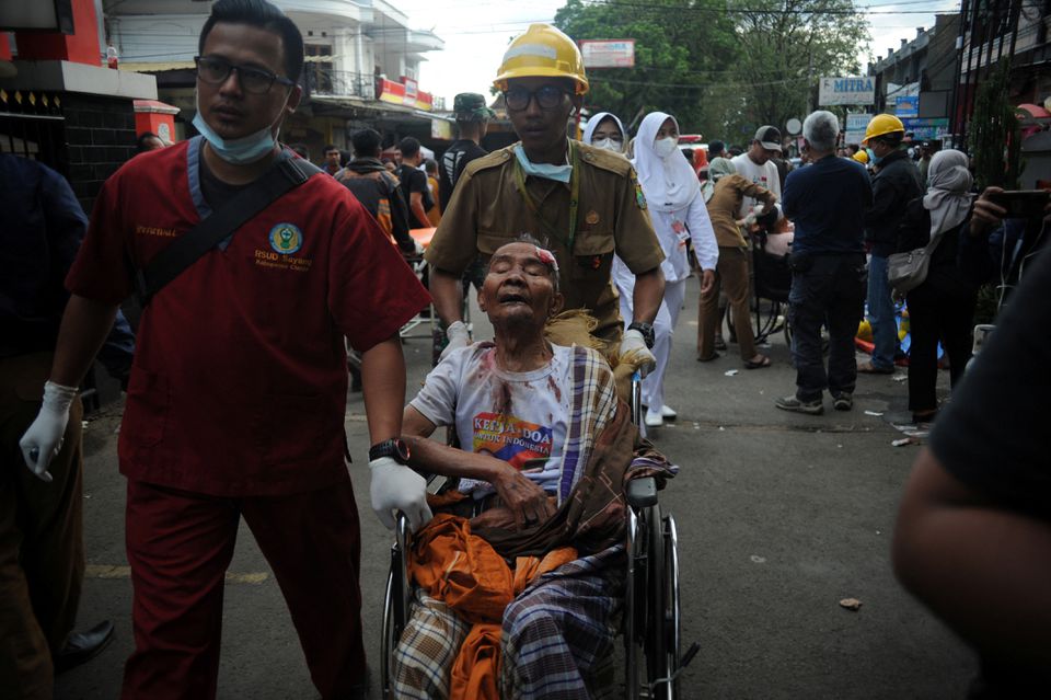 Medical workers treat a victim outside the district hospital after earthquake hit in Cianjur, West Java province, Indonesia, November 21, 2022, in this photo taken by Antara Foto. Photo: Antara Foto/Raisan Al Farisi via Reuters