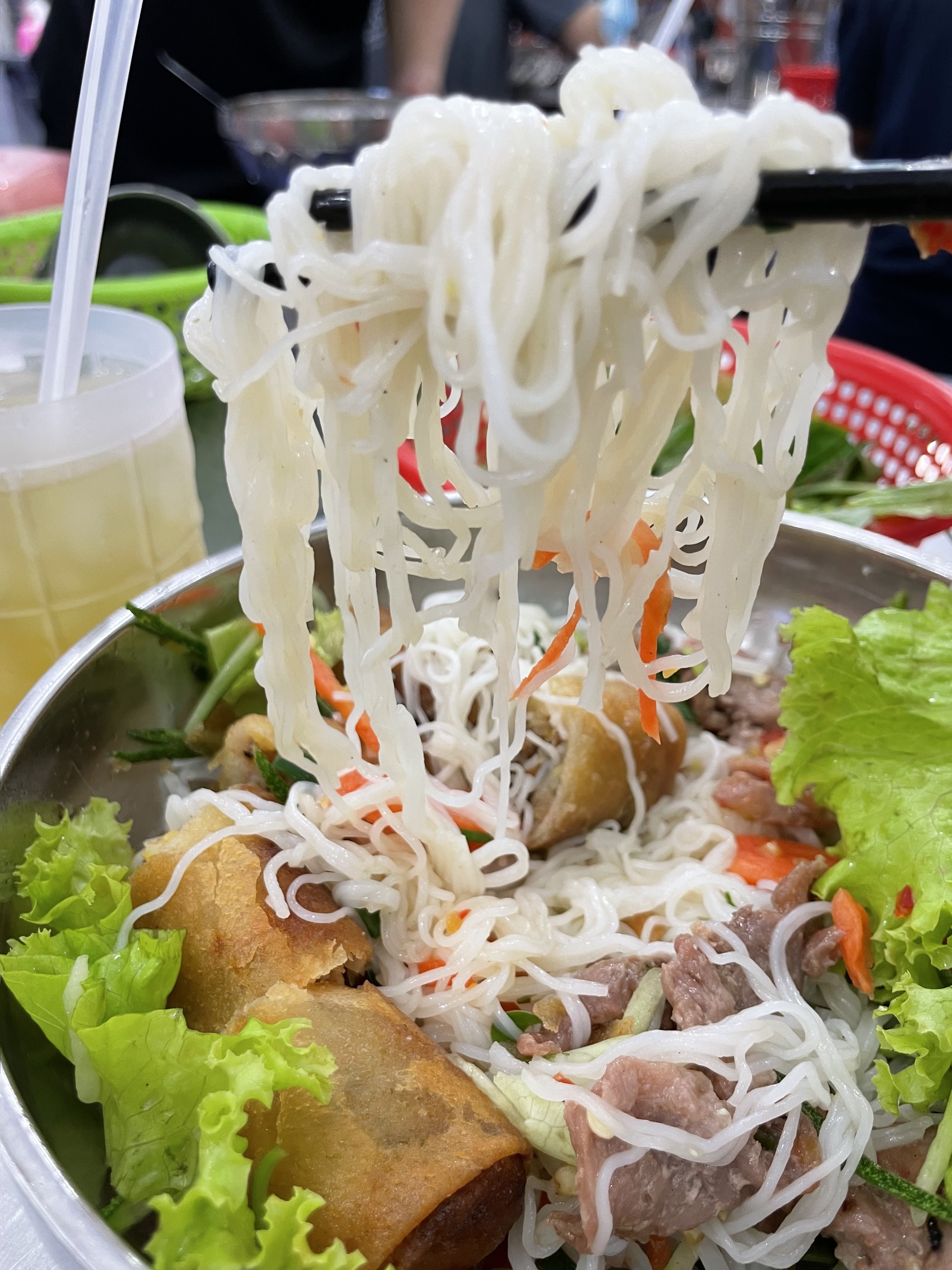 'Bún thịt nướng' consists mainly of rice noodles (bún) and grilled pork (thịt nướng). Photo: Cassanda Cassidy / Tuoi Tre News