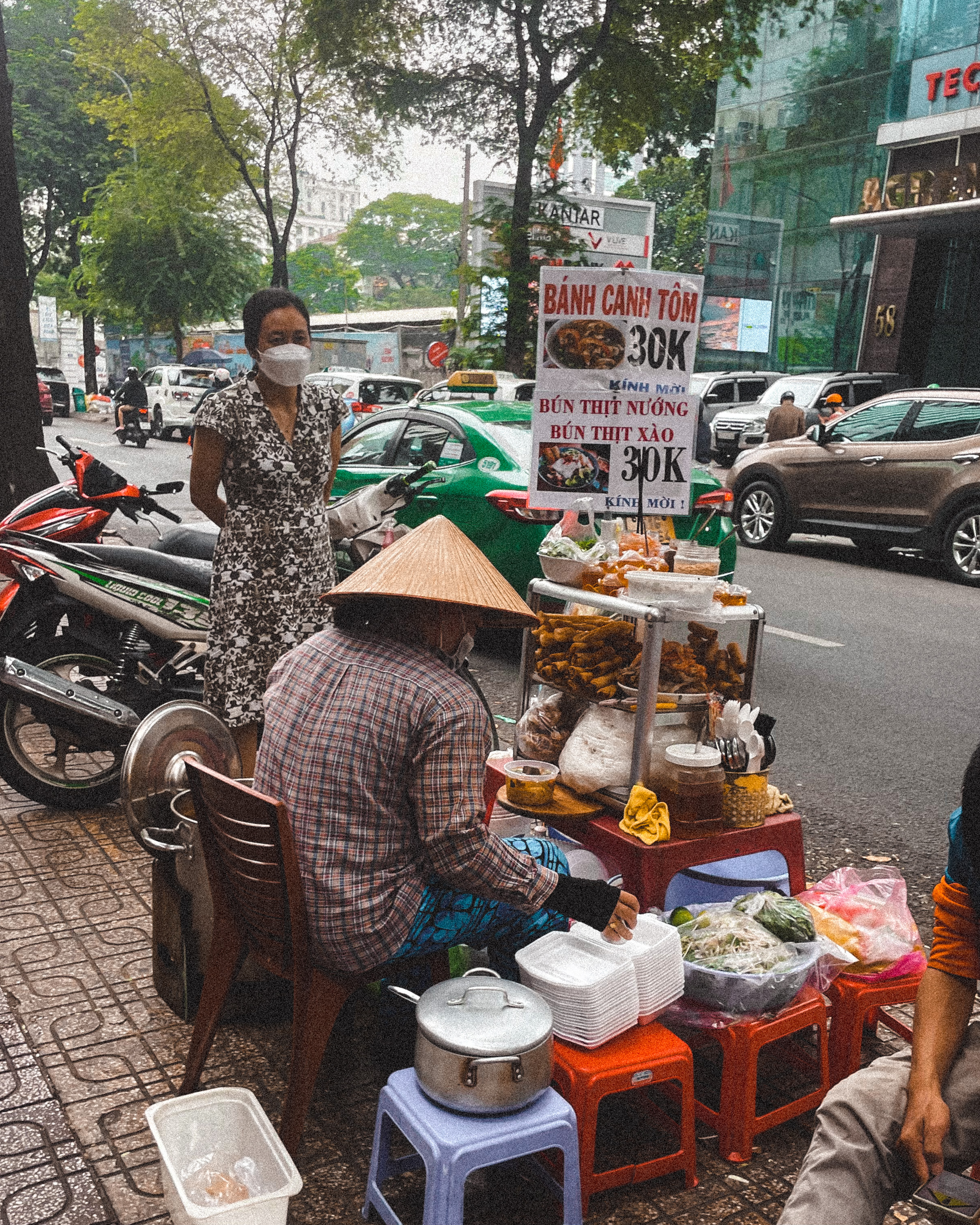 A street vendor sells 'bún thịt nướng' on Vo Van Tan Street in District 3, Ho Chi Minh City. Photo: Cassanda Cassidy / Tuoi Tre News