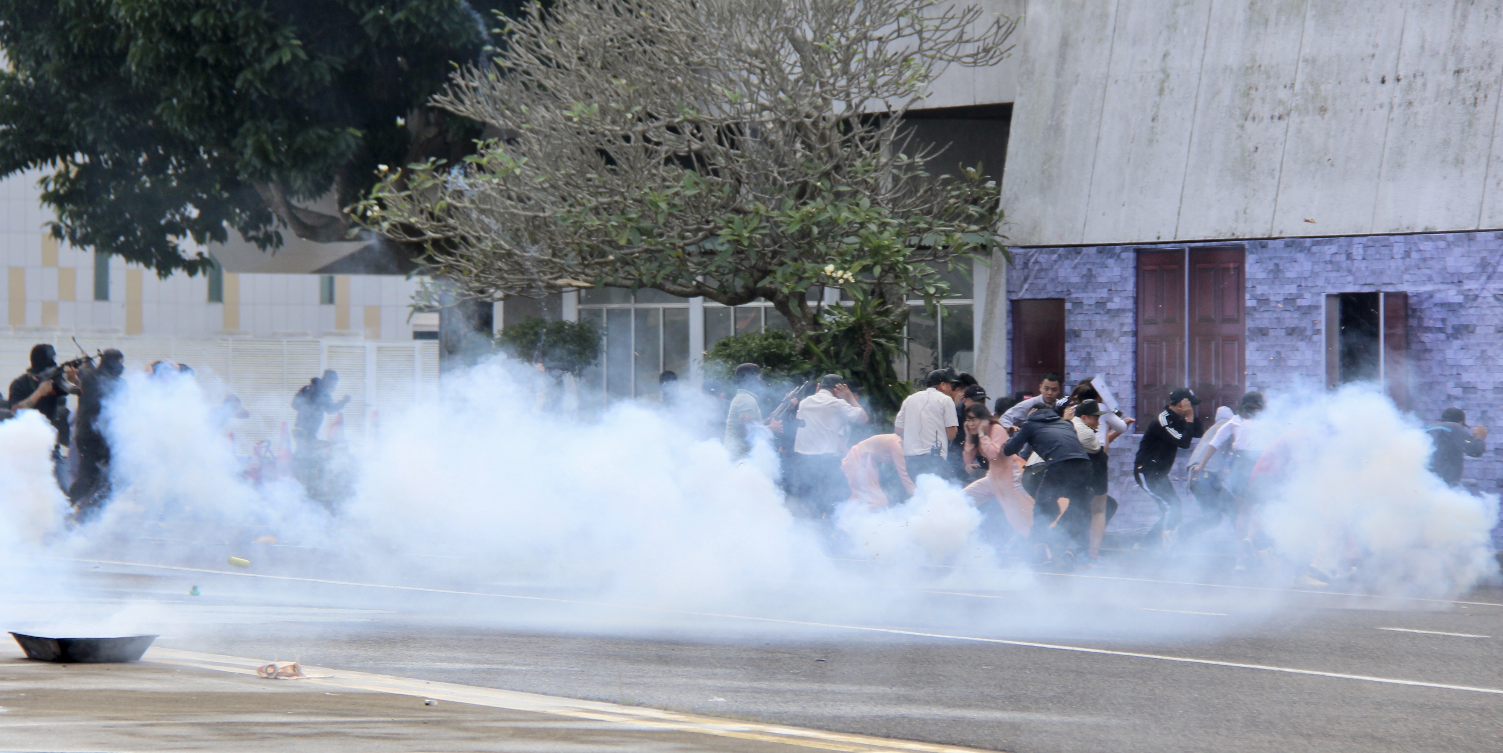 People are taken hostages during the anti-terrorism drill at Buon Ma Thuot Airport in Dak Lak Province, Vietnam, November 25, 2022. Photo: Trung Tan / Tuoi Tre