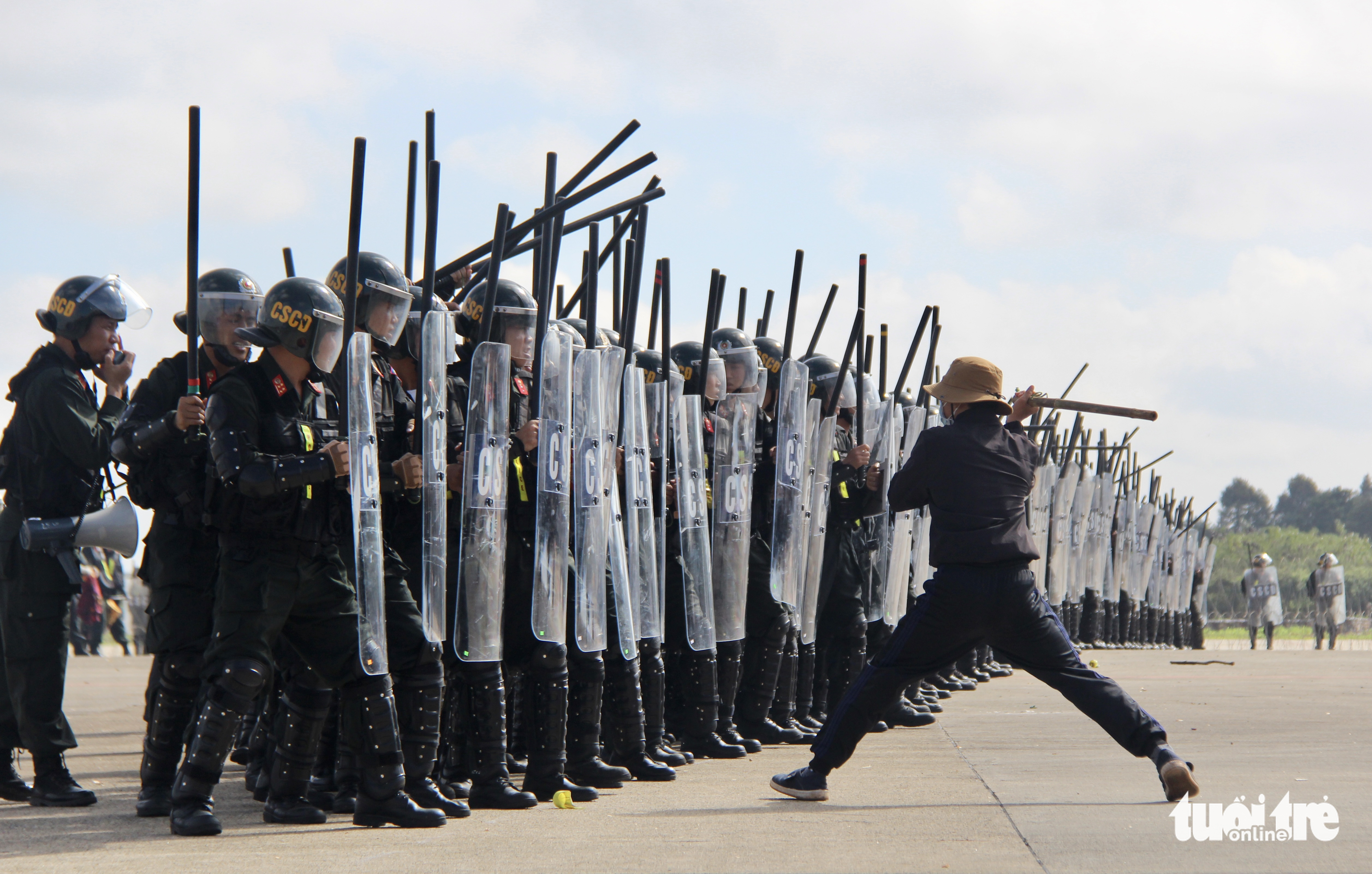 Officers form a line of defense at Buon Ma Thuot Airport in Dak Lak Province, Vietnam, November 25, 2022. Photo: Trung Tan / Tuoi Tre