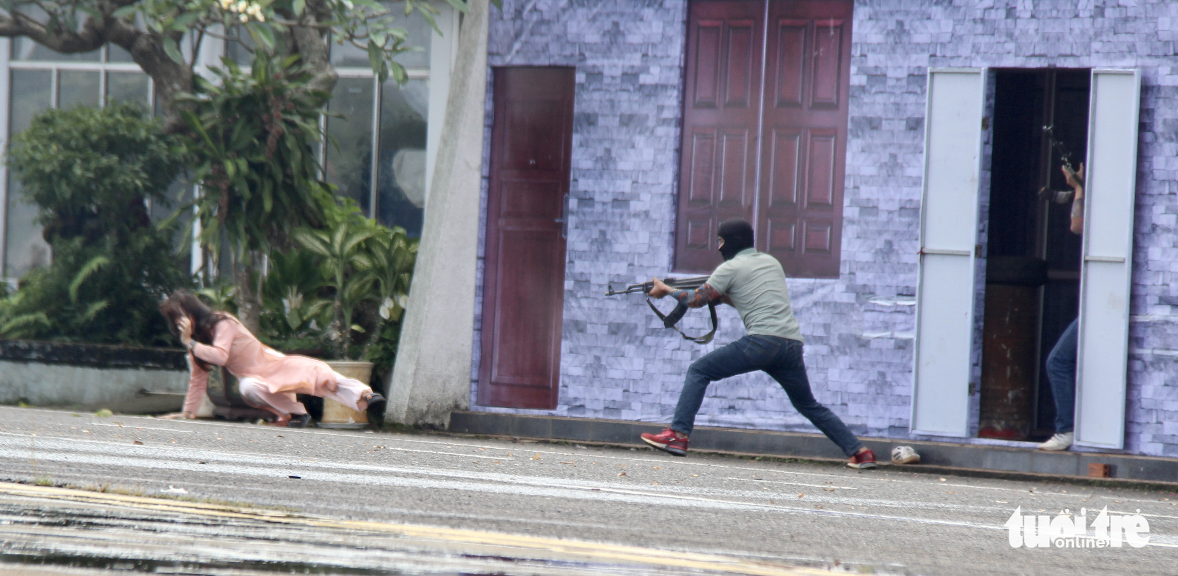 A terrorist shoots dead a hostage during the anti-terrorism drill at Buon Ma Thuot Airport in Dak Lak Province, Vietnam, November 25, 2022. Photo: Trung Tan / Tuoi Tre