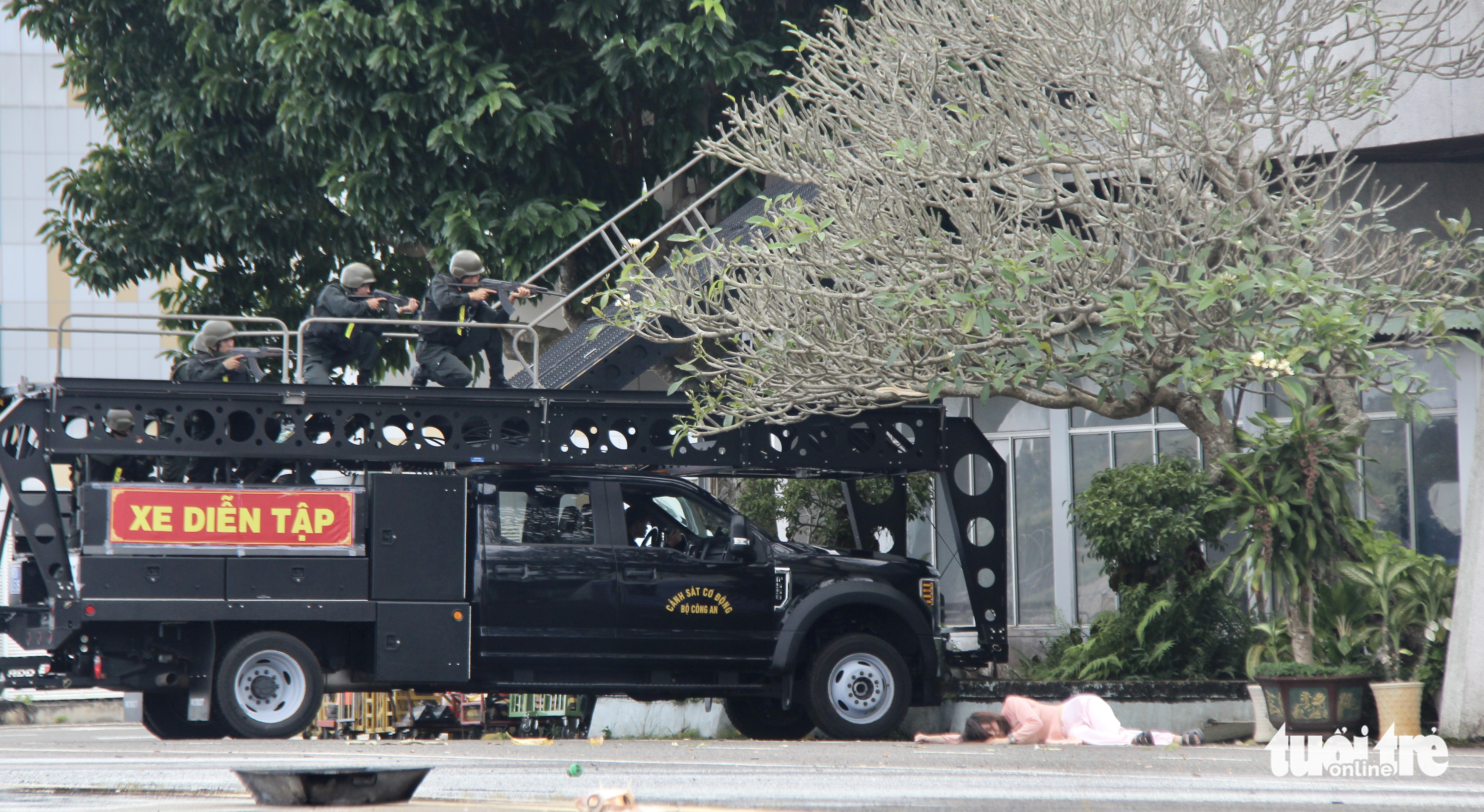 An anti-terrorism drill at Buon Ma Thuot Airport in Dak Lak Province, Vietnam, November 25, 2022. Photo: Trung Tan / Tuoi Tre
