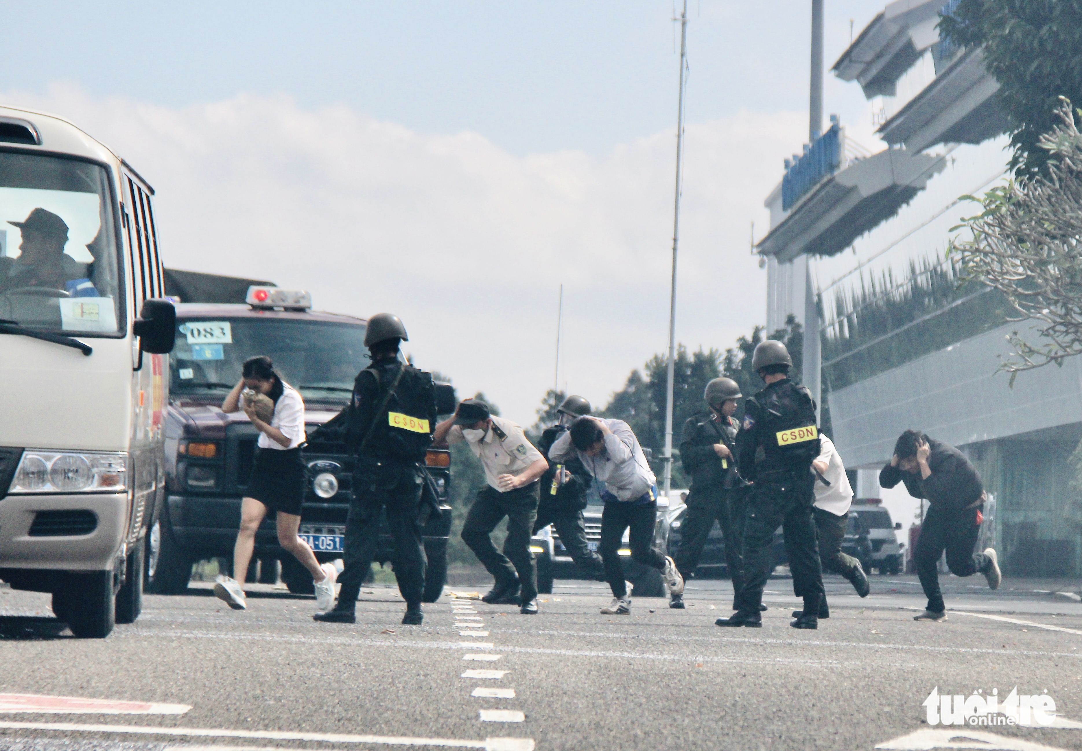 Hostages are rescued during the drill at Buon Ma Thuot Airport in Dak Lak Province, Vietnam, November 25, 2022. Photo: Trung Tan / Tuoi Tre