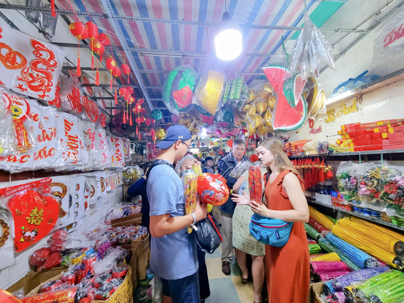 Many stores display both Tet (traditional Lunar New Year) and Christmas decorations, attracting not only Vietnamese but also foreign customers. Photo: Nhat Xuan / Tuoi Tre