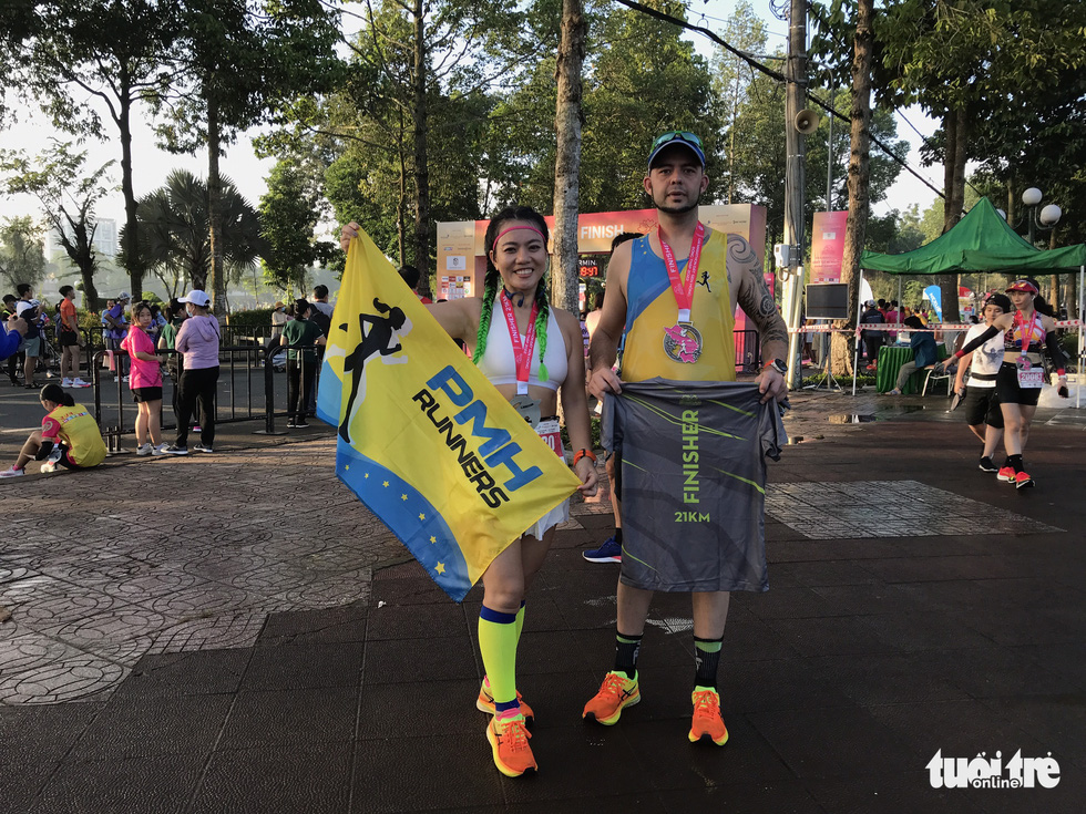 A male runner from South Africa and his friend complete the 21-kilometer race early.