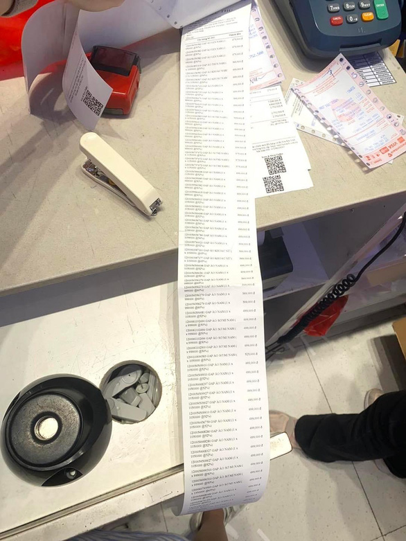 A bill is nearly a meter long. Photo: Anh T.H. / Tuoi Tre