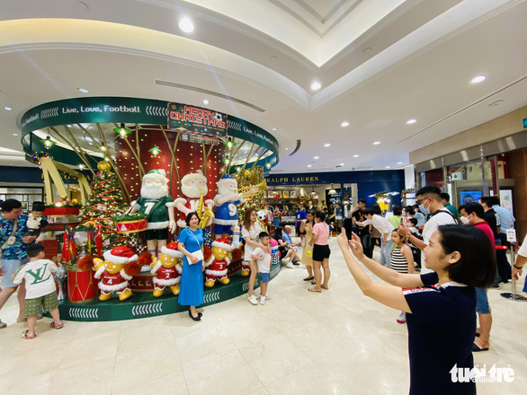 This image shows customers taking Xmas-themed photos at the Takashimaya Trade Center in District 1, Ho Chi Minh City. Photo: Bong Mai / Tuoi Tre