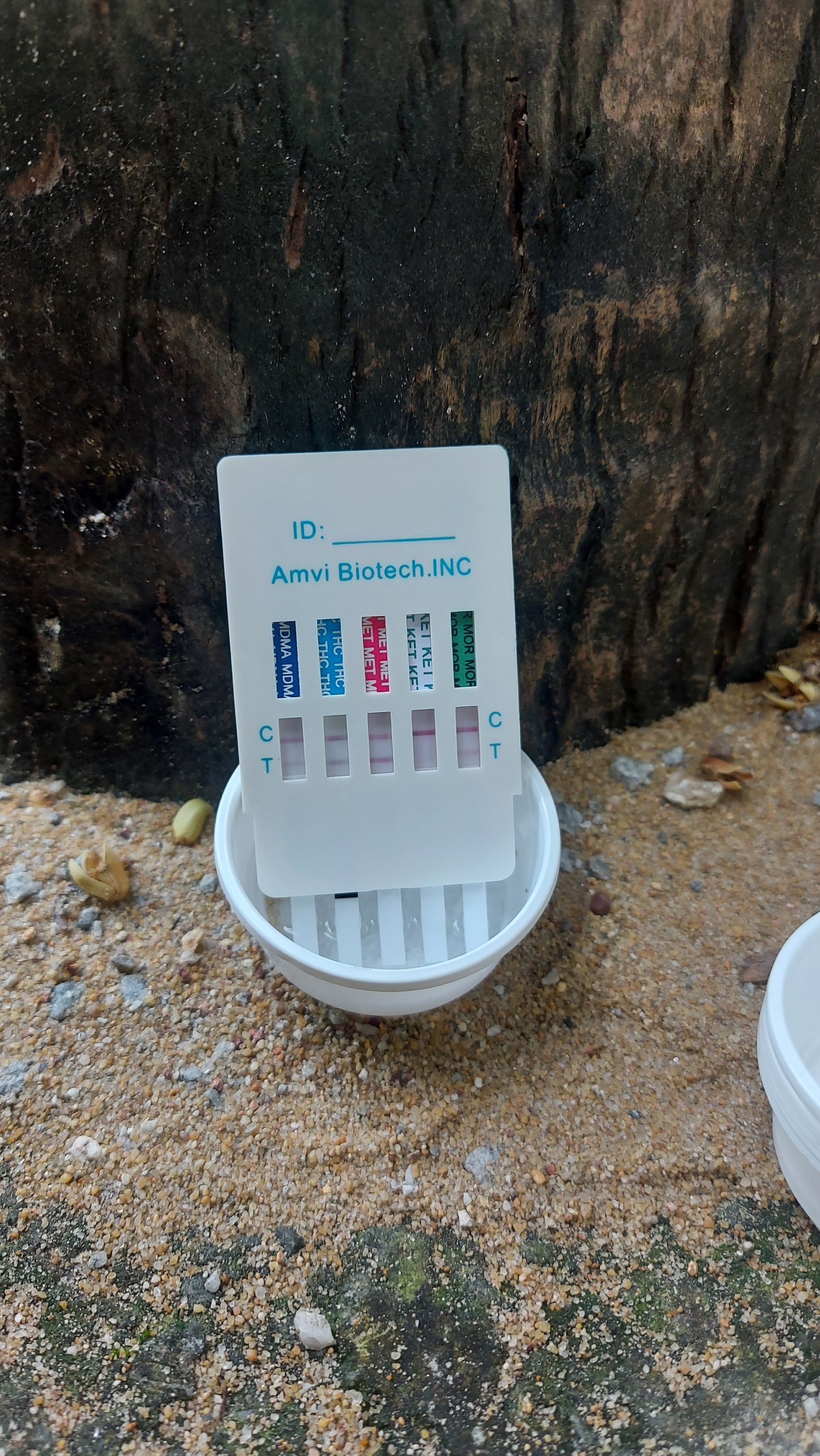 A rapid test shows that the narcotics are ketamine. Photo: V.T. / Tuoi Tre