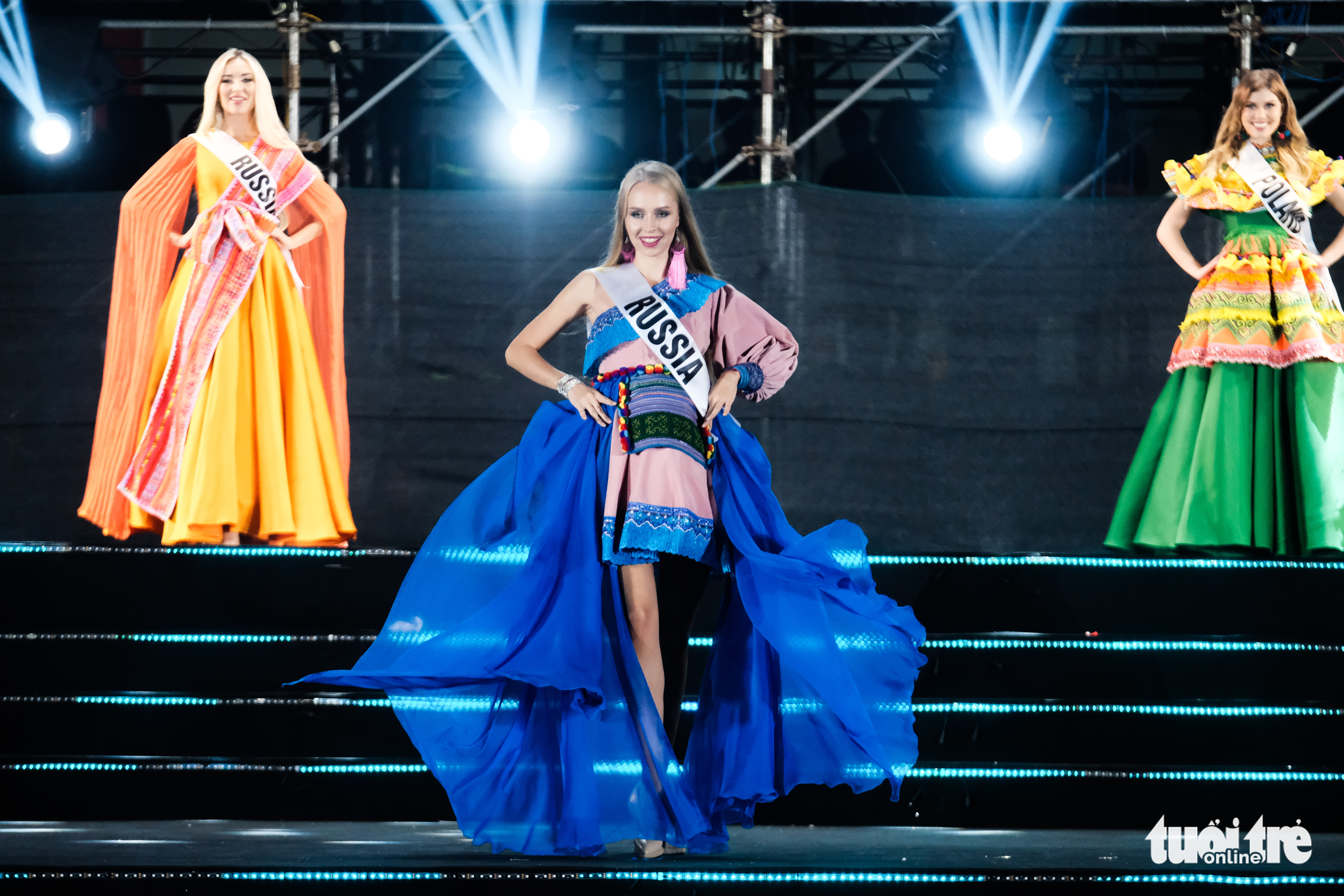 Contestants in Vietnamese brocade dresses at the finale of Miss Tourism World 2022 in Vinh Phuc Province, Vietnam, December 10, 2022. Photo: Mai Thuong / Tuoi Tre