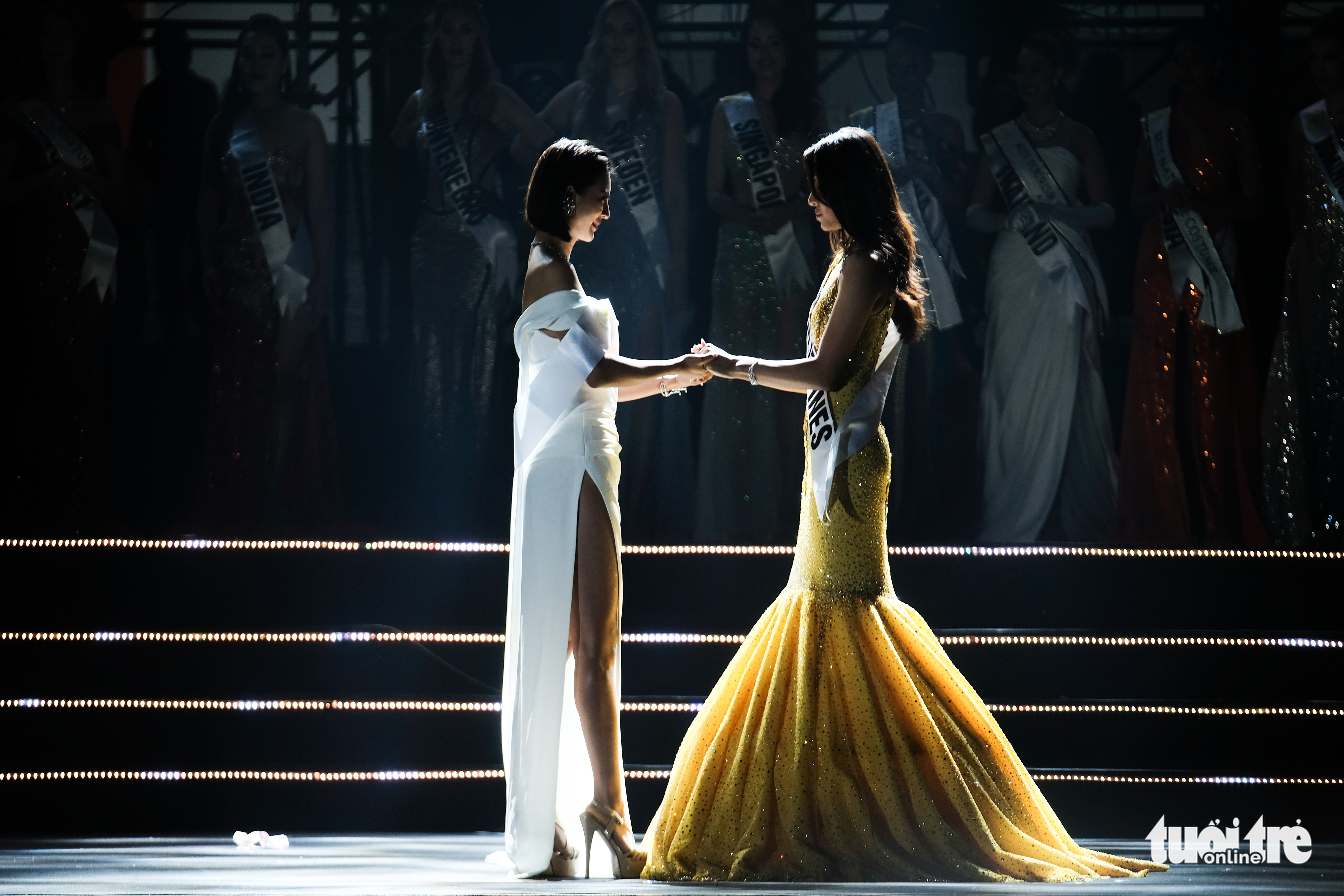 Contestants from Japan and the Philippines wait for the final result at the finale of Miss Tourism World 2022 in Vinh Phuc Province, Vietnam, December 10, 2022. Photo: Mai Thuong / Tuoi Tre