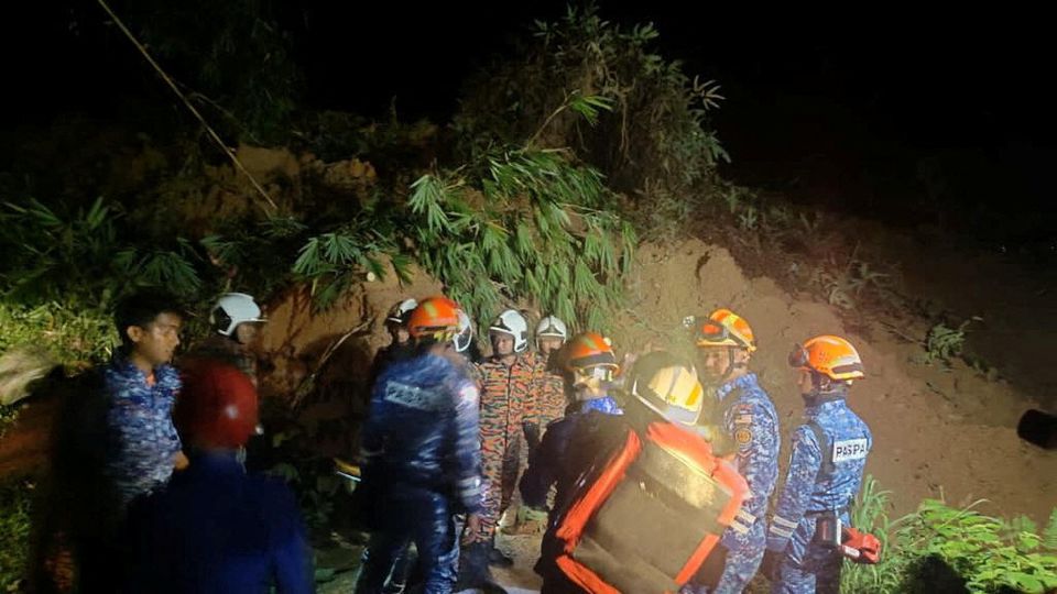 Rescuers work during a rescue and evacuation operation following a landslide at a campsite in Batang Kali, Selangor state, on the outskirts of Kuala Lumpur, Malaysia, December 16, 2022. Photo: State Fire and Rescue Department/Handout via REUTERS