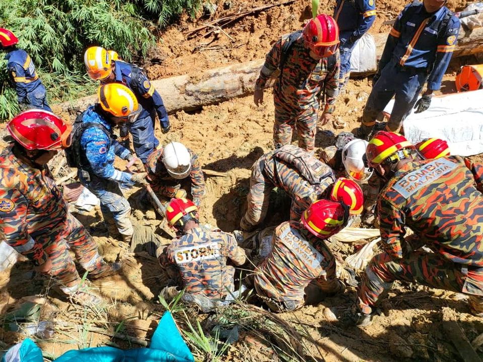 Rescuers work during a rescue and evacuation operation following a landslide at a campsite in Batang Kali, Selangor state, on the outskirts of Kuala Lumpur, Malaysia, December 16, 2022, in this picture obtained from social media. Photo: Korporat JBPM/via REUTERS