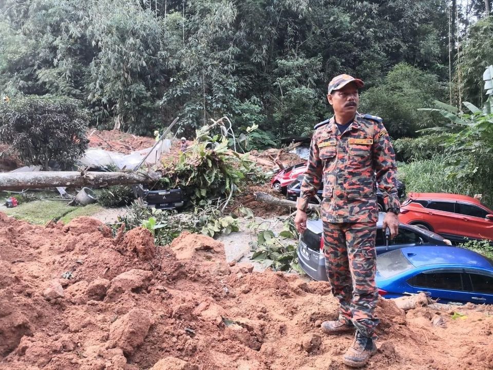 Rescuers work during a rescue and evacuation operation following a landslide at a campsite in Batang Kali, Selangor state, on the outskirts of Kuala Lumpur, Malaysia, December 16, 2022, in this picture obtained from social media. Photo: Korporat JBPM/via REUTERS