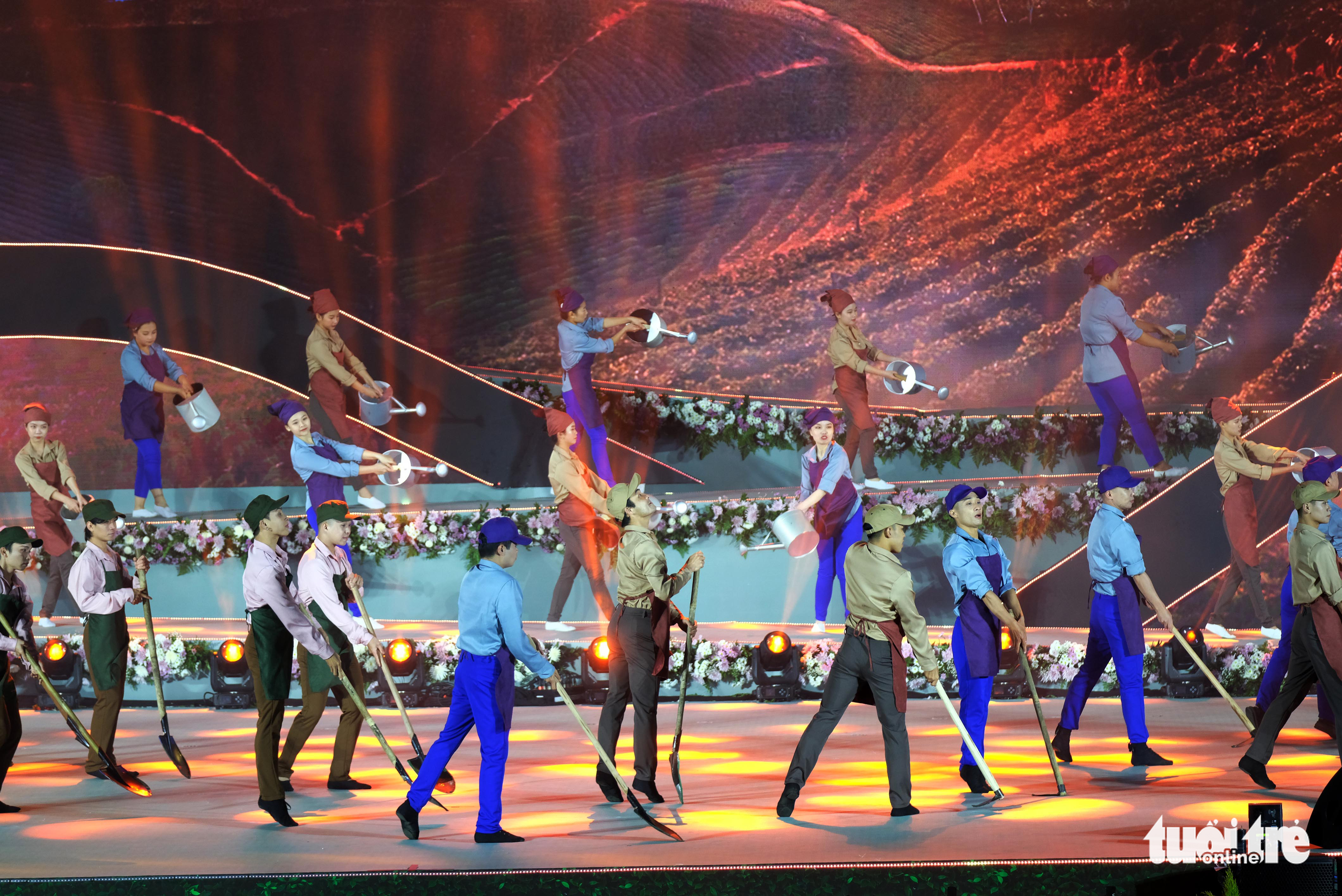Artists perform at the opening ceremony of the Da Lat Flower Festival 2022 in Da Lat City, Lam Dong Province, Vietnam, December 18, 2022. Photo: M.V. / Tuoi Tre