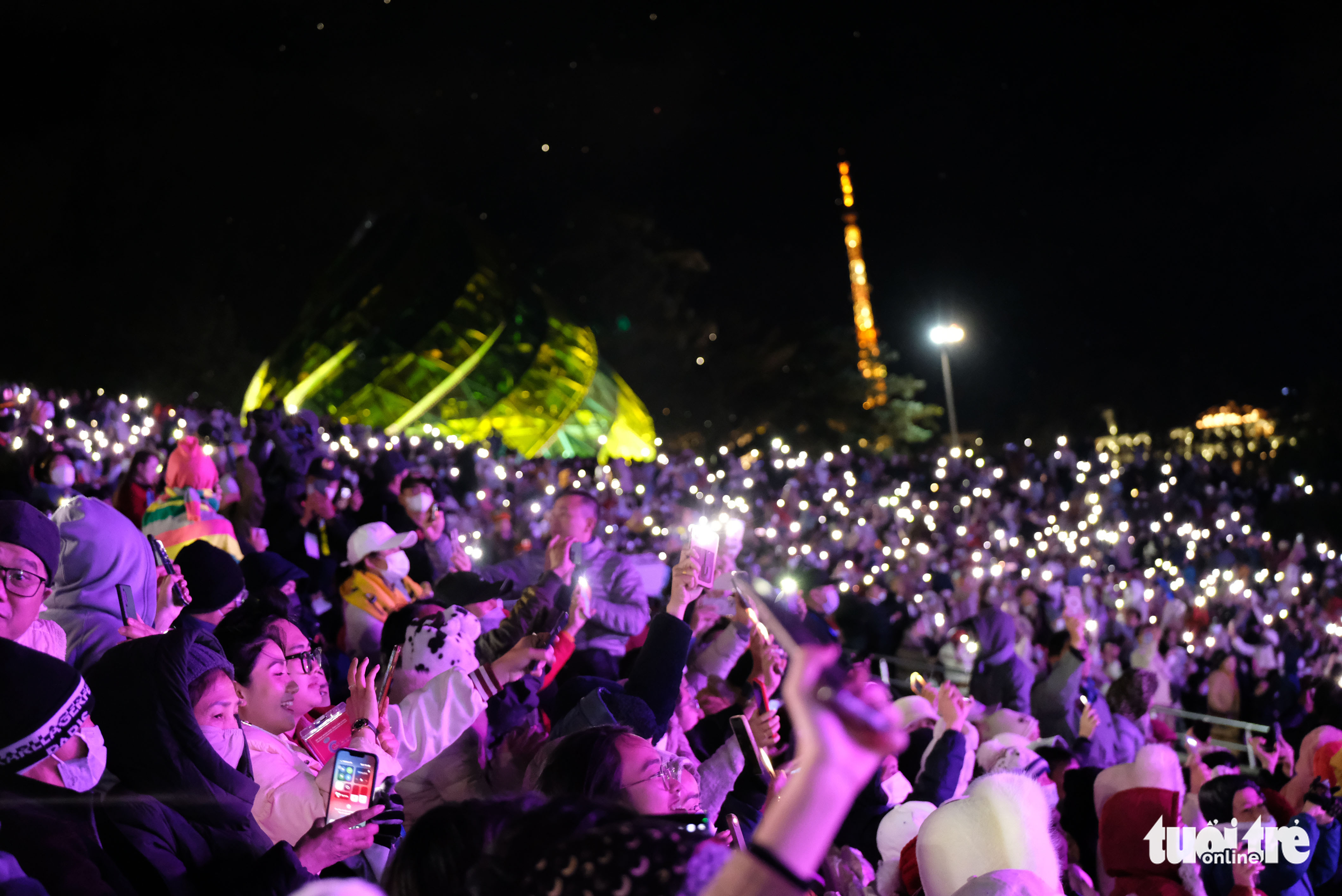 Audiences enjoy the opening ceremony of the Da Lat Flower Festival 2022 in Da Lat City, Lam Dong Province, Vietnam, December 18, 2022. Photo: M.V. / Tuoi Tre