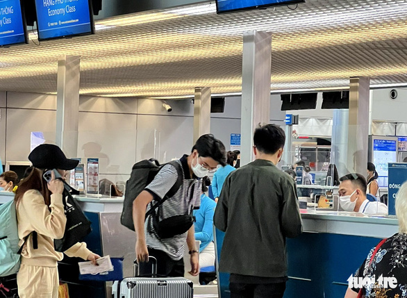 Passengers complete procedures to travel abroad at Tan Son Nhat International Airport in Ho Chi Minh City. Photo: Ngoc Tho / Tuoi Tre