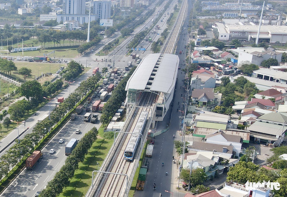 A train on Ho Chi Minh City’s first metro line leaves Suoi Tien Coach Station for a trial run on December 21, 2022. Photo: T.T.D. / Tuoi Tre