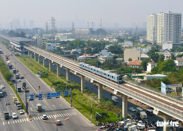 The pilot train returns from Binh Thai Terminal to Suoi Tien Coach Station in Ho Chi Minh City on December 21, 2022. Photo: T.T.D. / Tuoi Tre