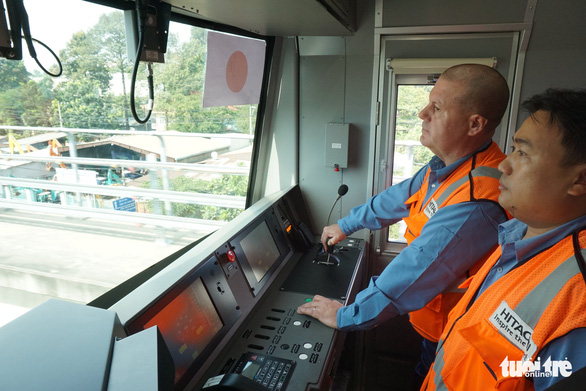 A metro train driver on a test run on December 21, 2022 in this image. Photo: Duc Phu / Tuoi Tre