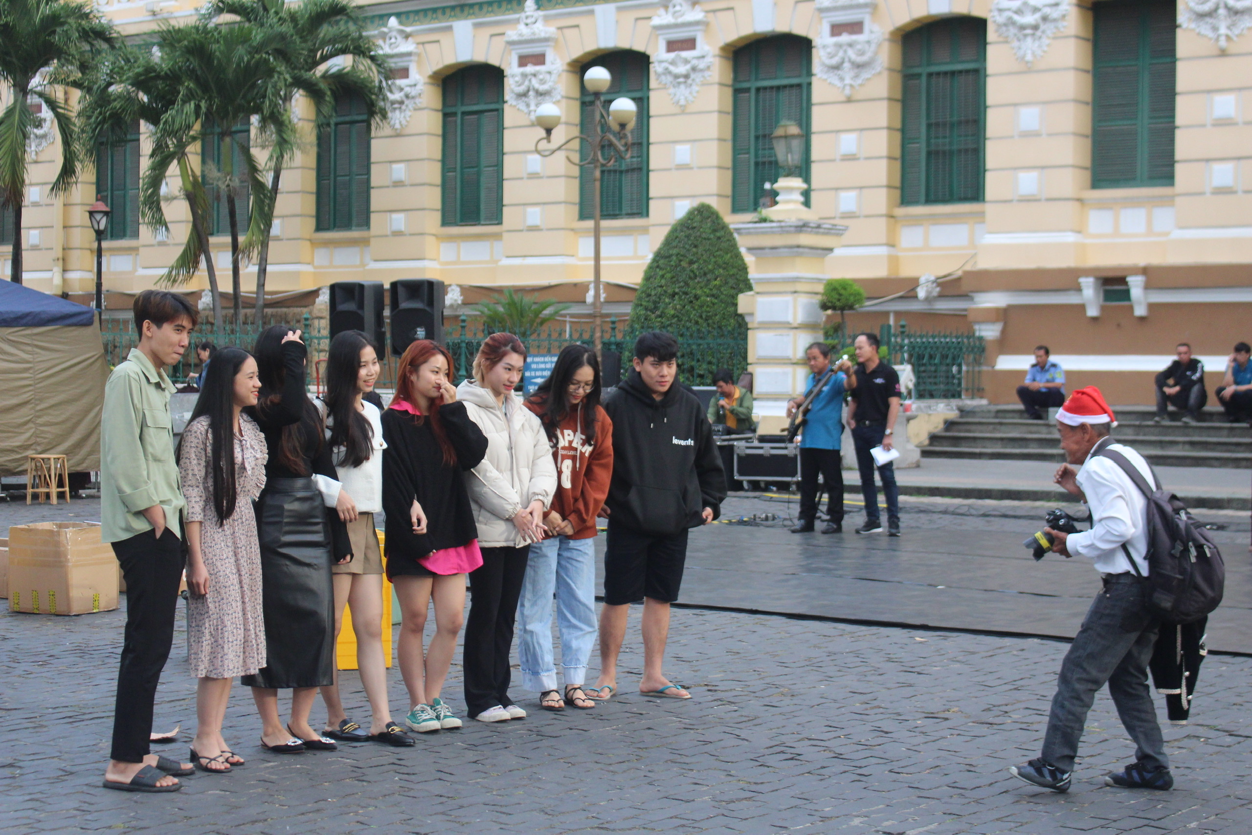 Young people take a photo in downtown Ho Chi Minh City, December 25, 2022. Photo: Tuoi Tre