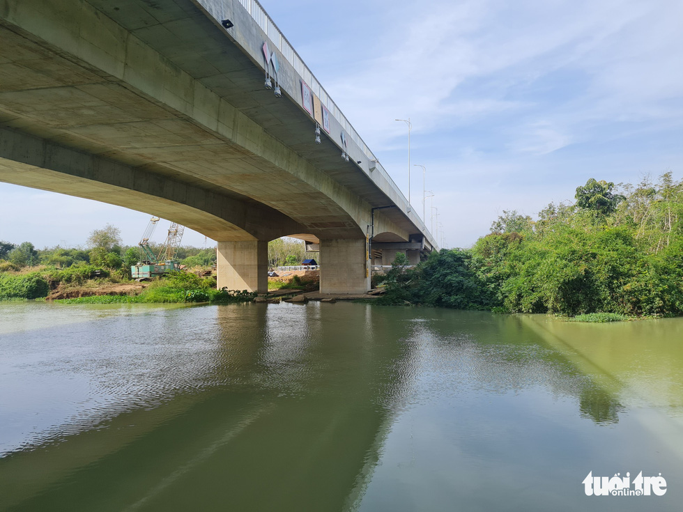 The bridge connecting Tay Ninh and Binh Duong sits upstream the Saigon River and boasts a high enough clearance for cargo ships to pass under. Photo: Hung Son / Tuoi Tre