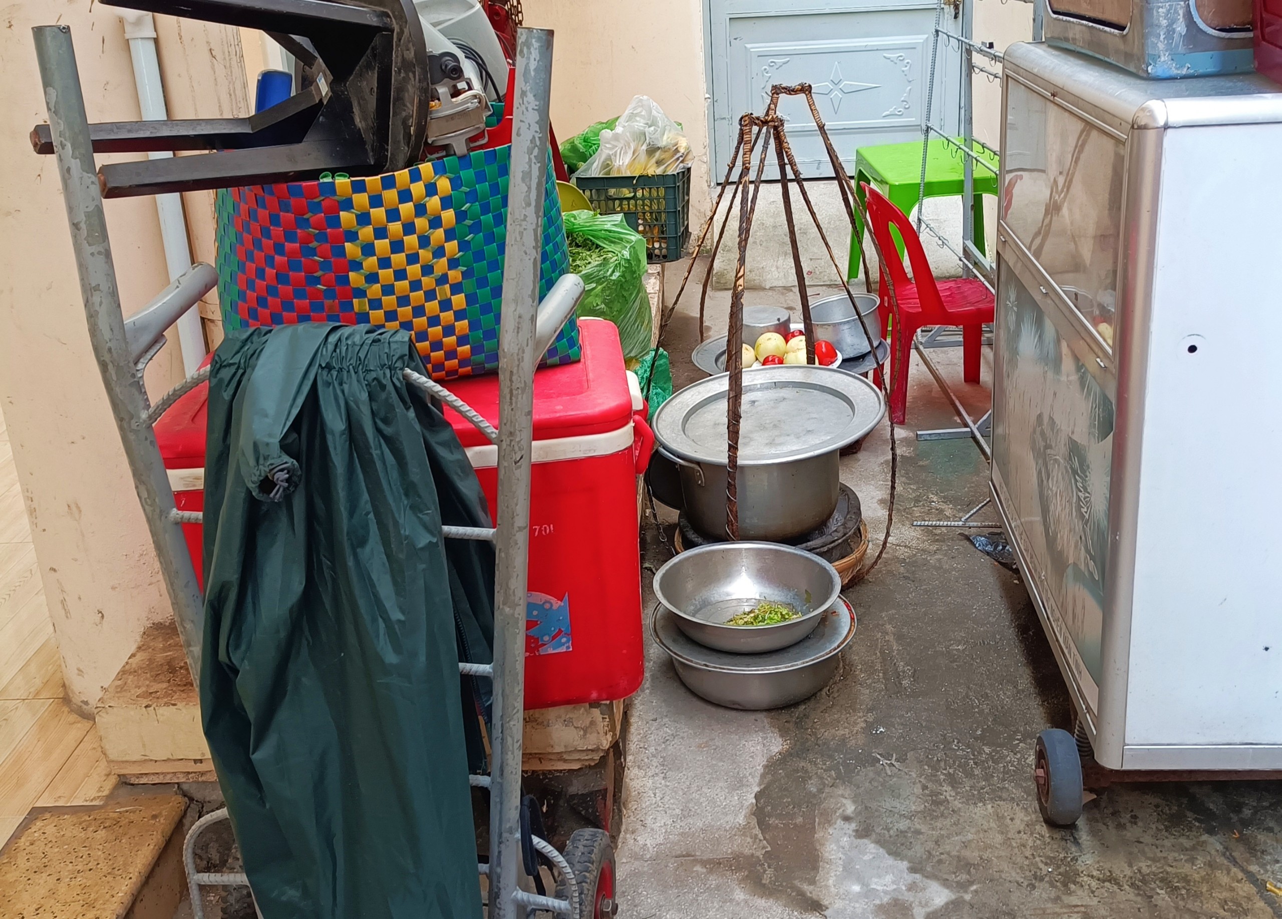 The pair of bamboo baskets and tools Huynh Thi Ty used to run a soup business on a sidewalk near Khanh Hoa General Hospital in Nha Trang City, Khanh Hoa Province, Vietnam. Photo: Minh Chien / Tuoi Tre
