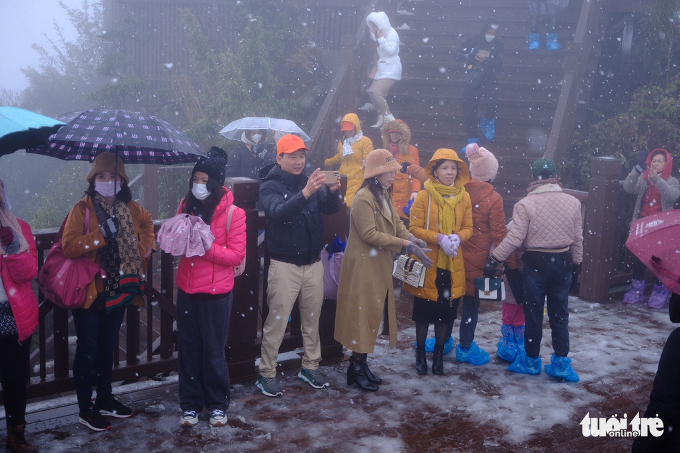  Despite the heavy snowfall, tourists were excited to take photos in the cold weather. Photo: Nam Tran / Tuoi Tre
