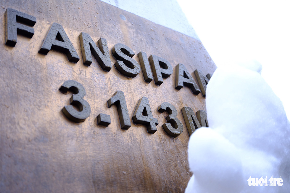  Snow covers the 3,143 meter height marker on Fansipan’s peak. Photo: Nam Tran / Tuoi Tre