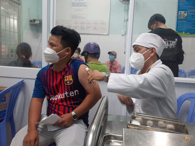 Ho Chi Minh City will conduct the COVID-19 vaccination throughout the upcoming Lunar New Year (Tet) holiday. Photo: Thu Hien / Tuoi Tre