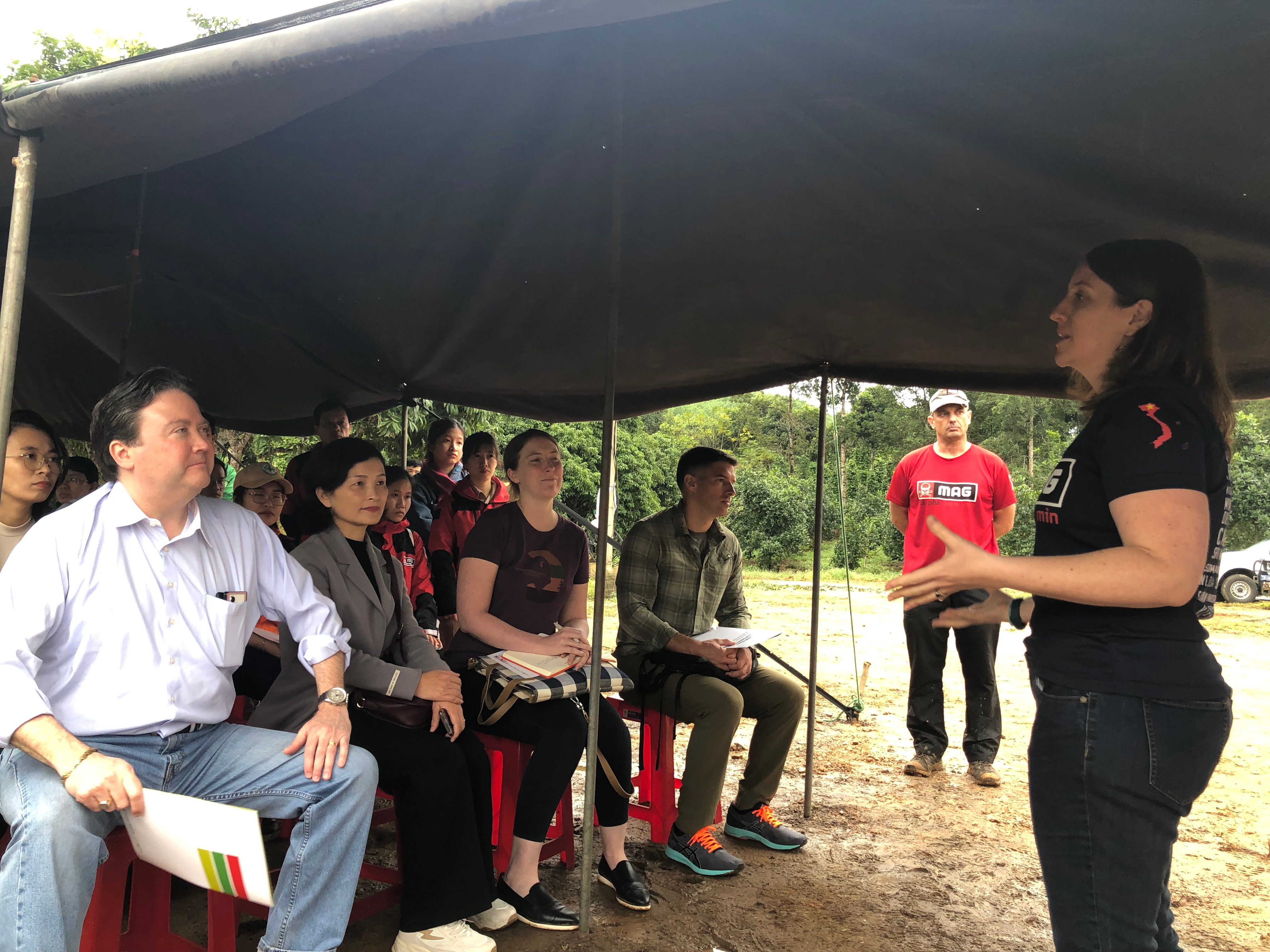 A representative of the Mine Advisory Group (MAG) talks about the group’s operation in Quang Binh Province, Vietnam, January 12, 2022. Photo: Hong Van / Tuoi Tre