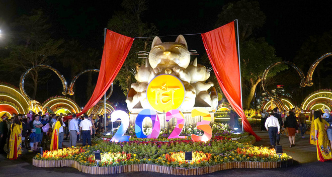 Visitors tour the flower street in Tuy Hoa City, Phu Yen Province, Vietnam. Photo: Thanh Tran / Tuoi Tre