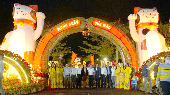 People take a photo with the entrance of the flower street in Tuy Hoa City, Phu Yen Province, Vietnam. Photo: Thanh Tran / Tuoi Tre