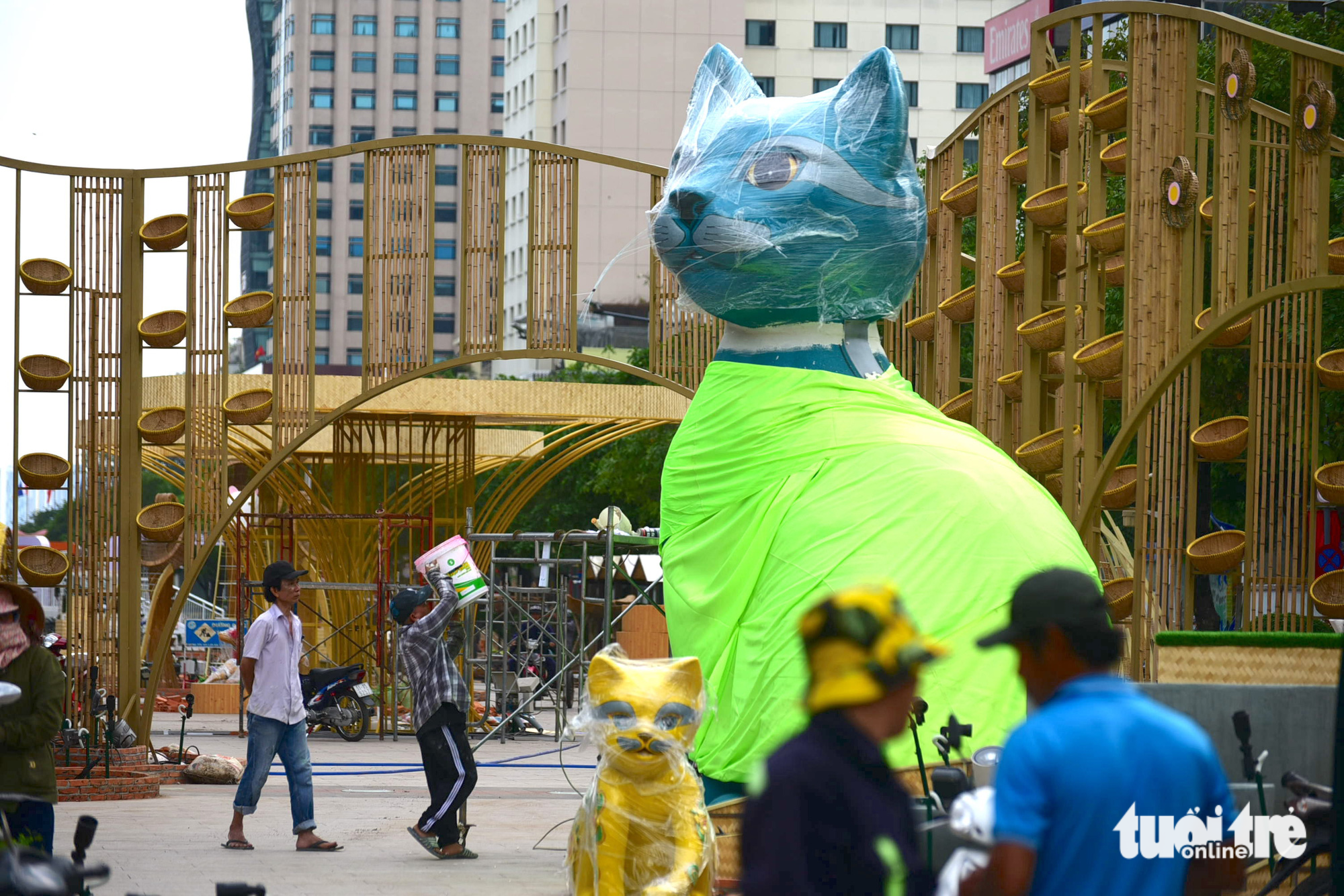 Workers rush to complete a massive cat figure on Nguyen Hue Flower Street in District 1, Ho Chi Minh City. Photo: Ngoc Phuong / Tuoi Tre