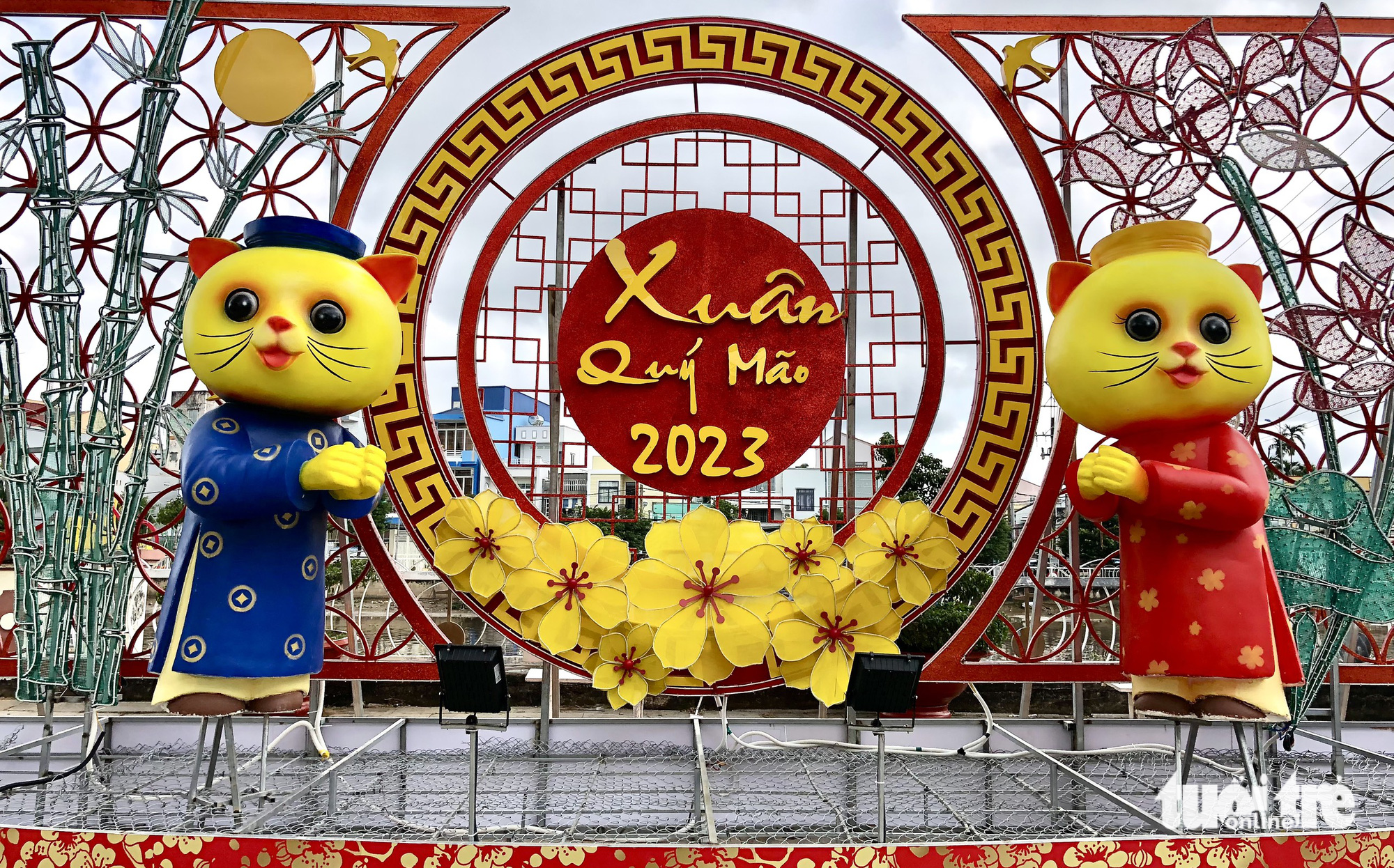 These cat statues attract visitors to Bac Lieu Province. Photo: Chi Quoc / Tuoi Tre