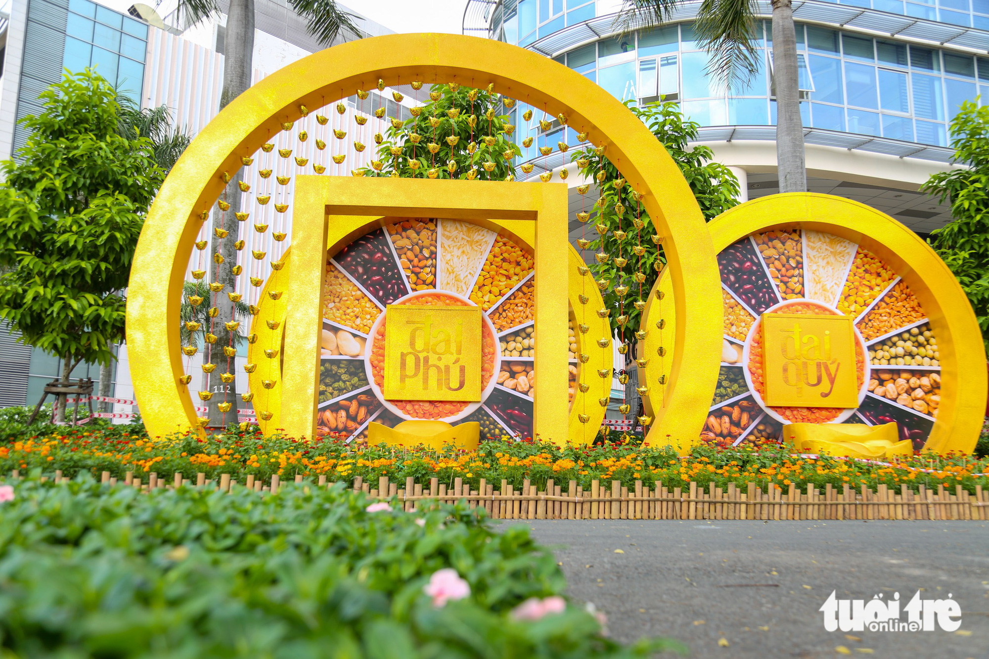Large stylized golden coins with grains symbolize luck. Photo: Phuong Quyen / Tuoi Tre
