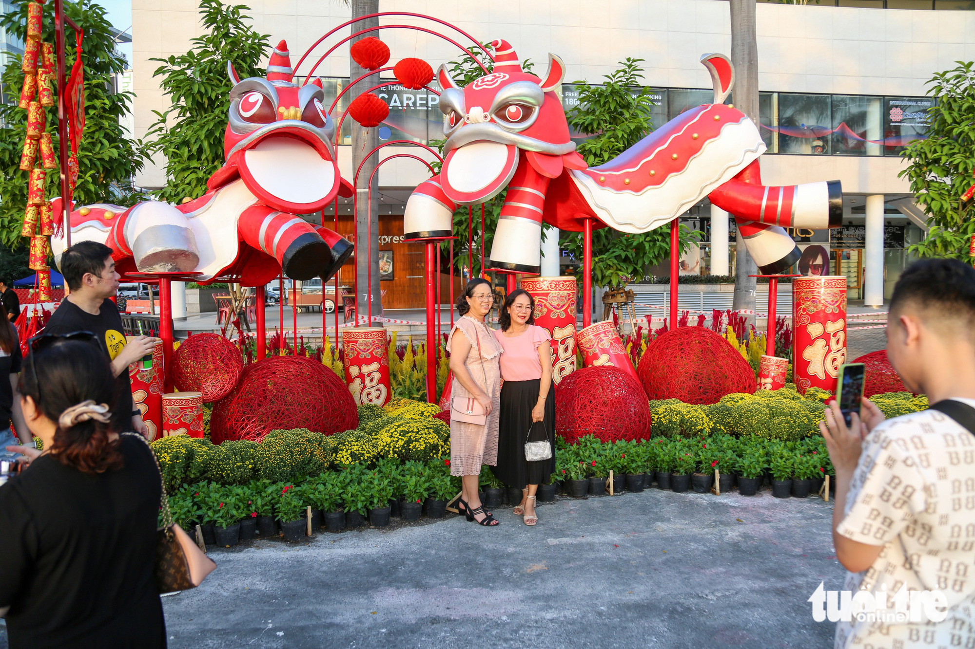 Special cat statues attract visitors. Photo: Phuong Quyen / Tuoi Tre