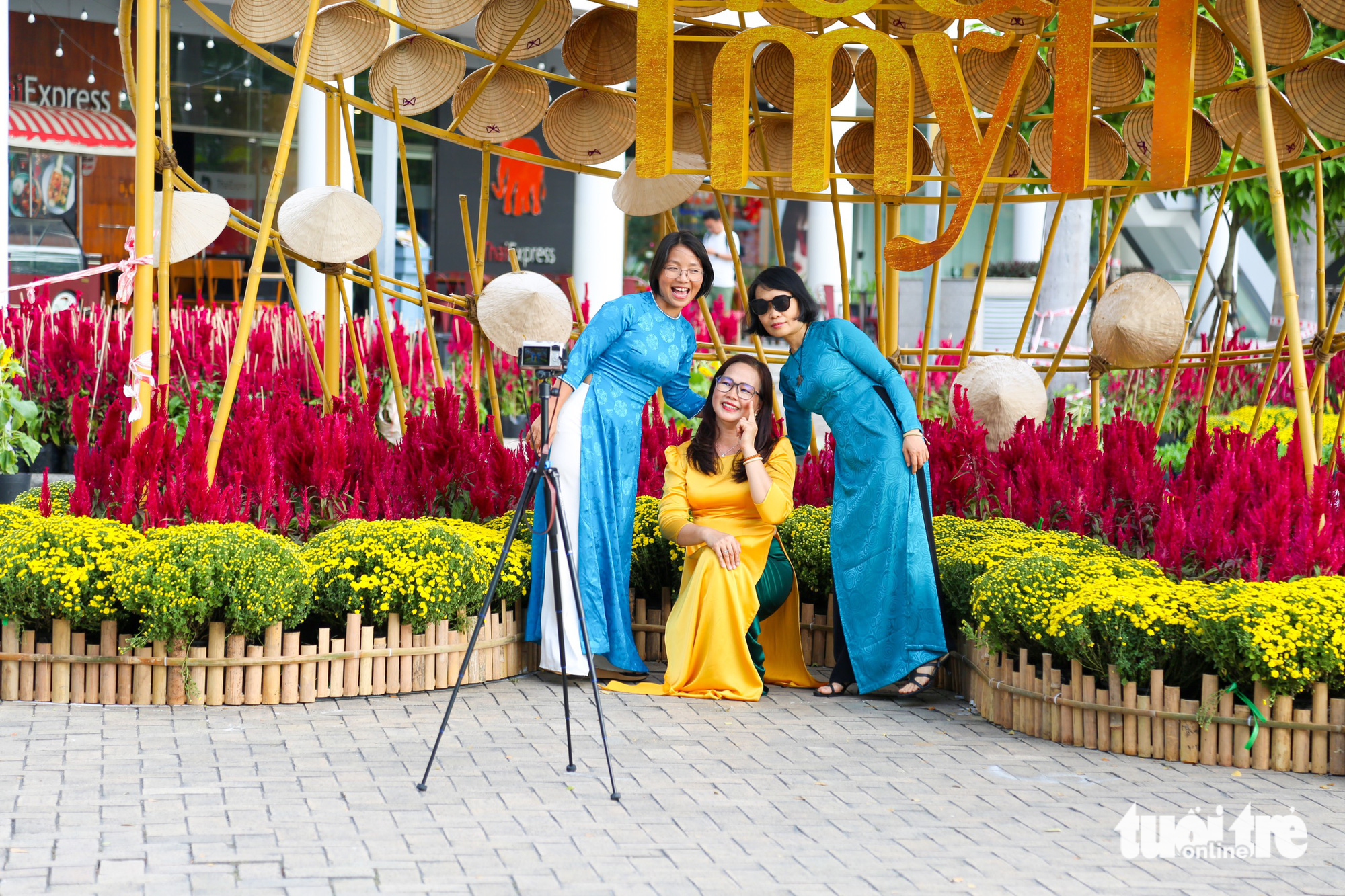 Tra (L) and her friends bring with them a tripod to take photos themselves. Photo: Phuong Quyen / Tuoi Tre